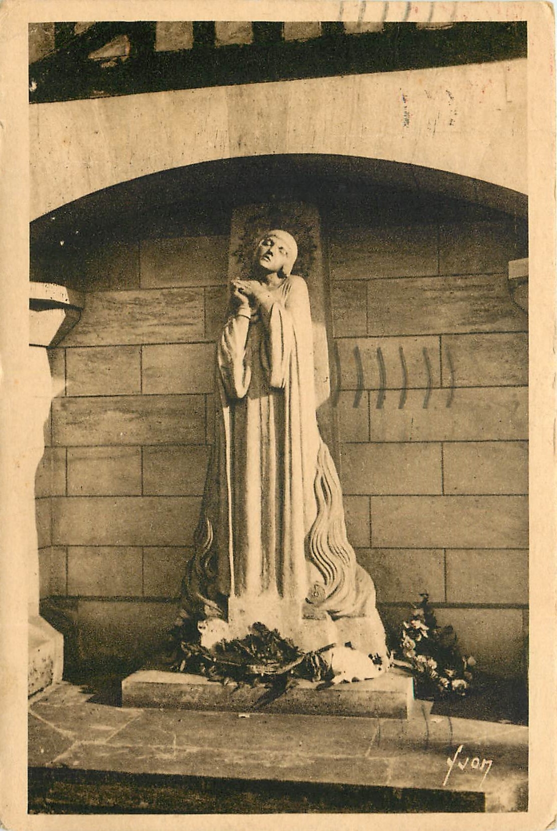 CPA Rouen (Seine Inferoeure) Place du Marche Jeanne D'Arc sur son bucher (Maxime Real del Sarte Scul