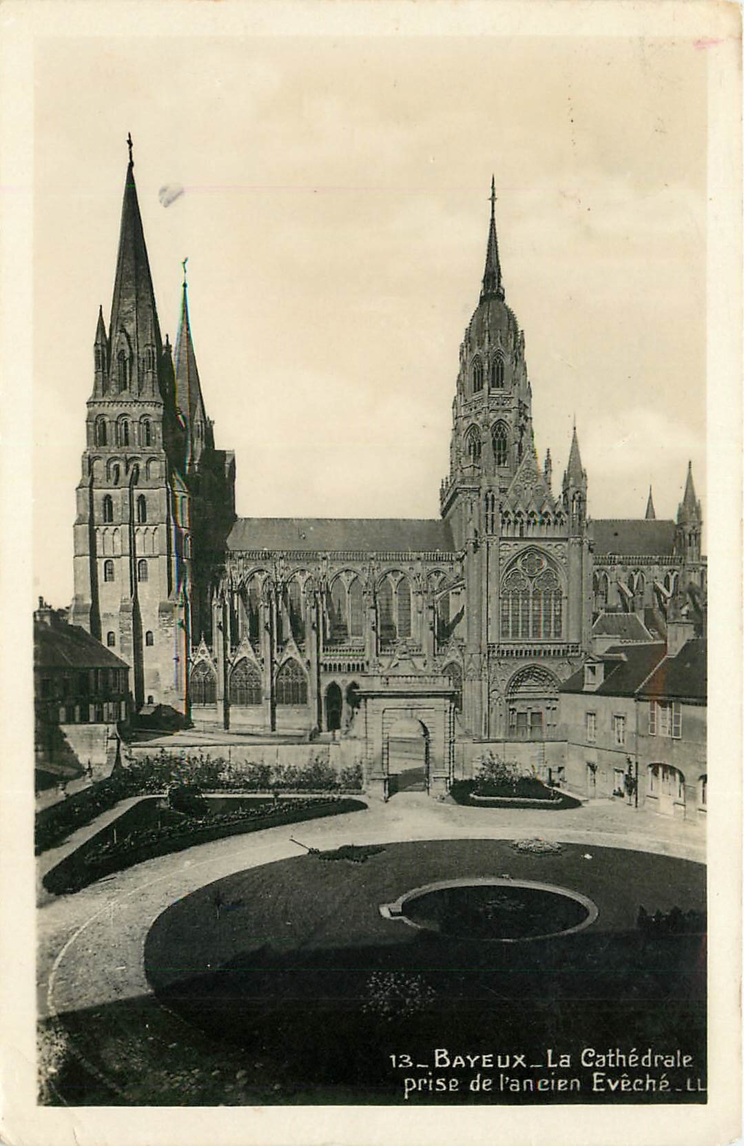 CPA Bayeux la Cathedrale prise de l'ancien Eveche