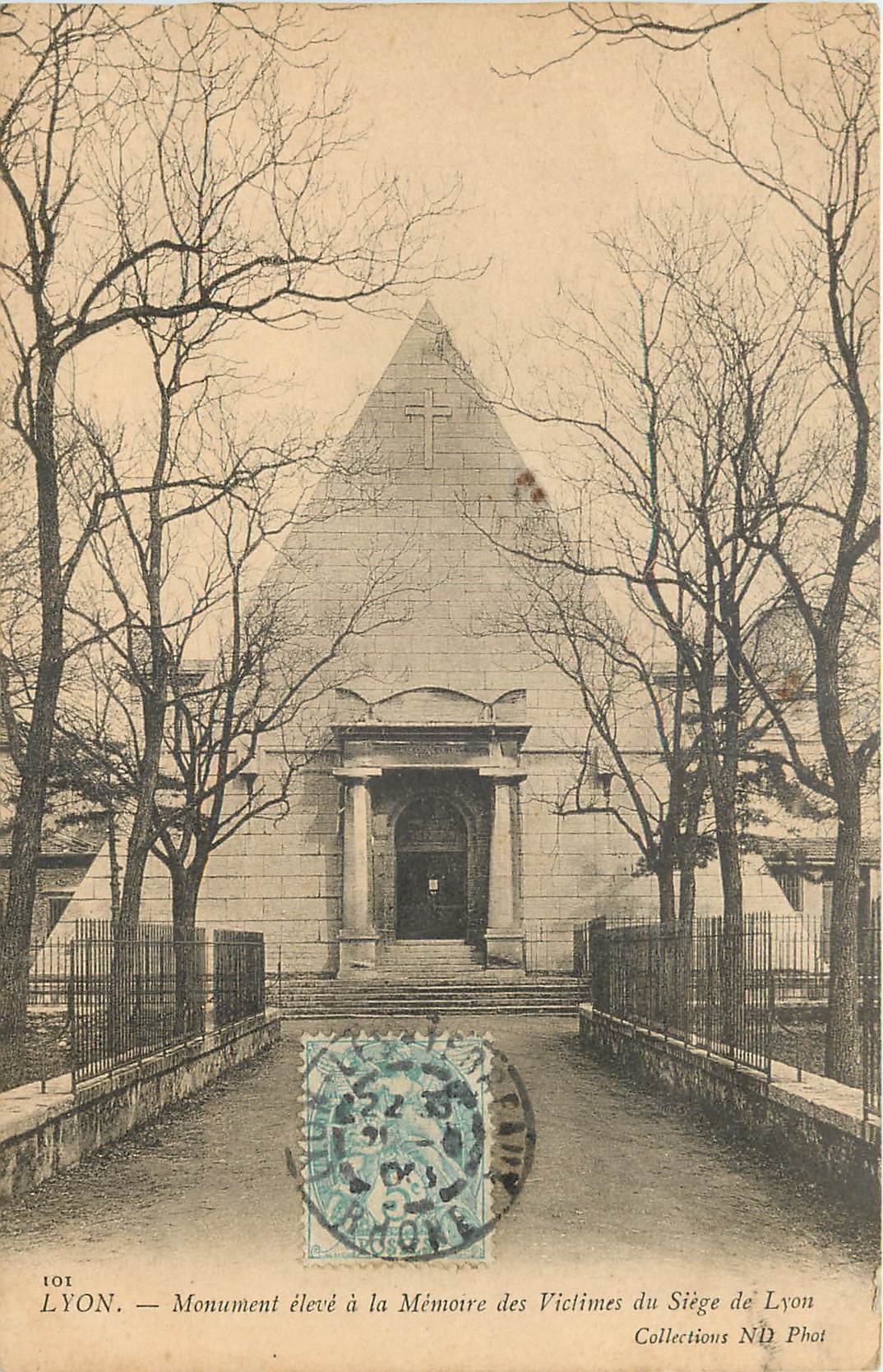 CPA Lyon Monument eleve a la Memoire des Victimes du Siege de Lyon