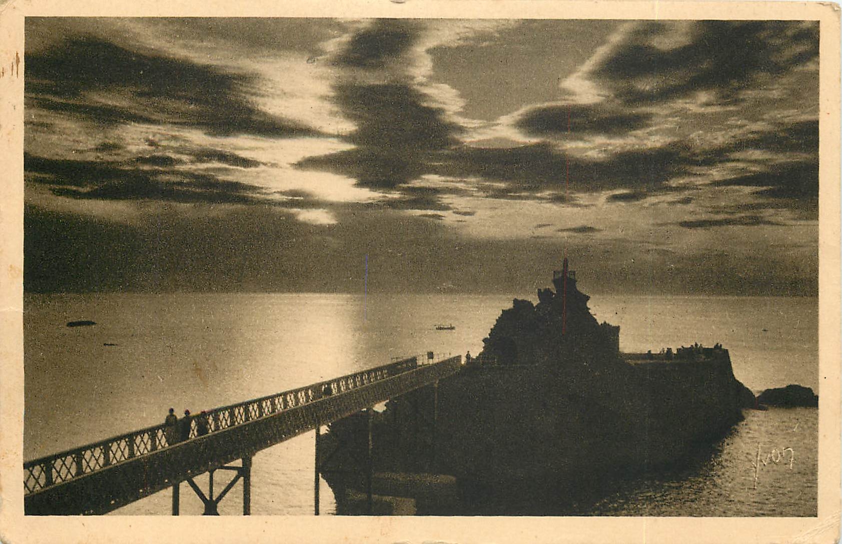 CPA Biarritz (B P) Coucher de Soleil sur le Rocher de la Vierge