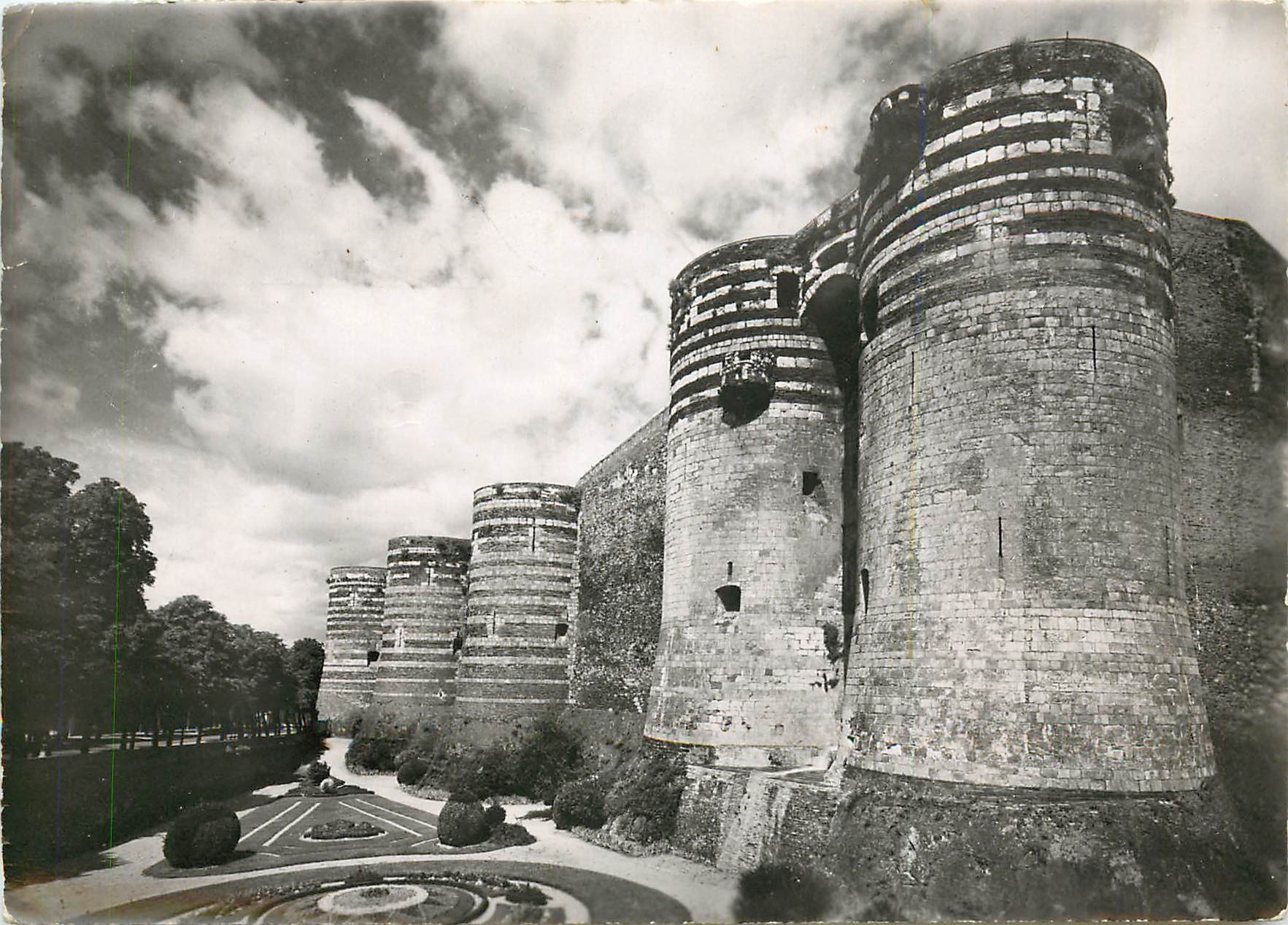 CPSM Angers (M et L) Le chateau (XIIIe s) Tours au Sud Ouest