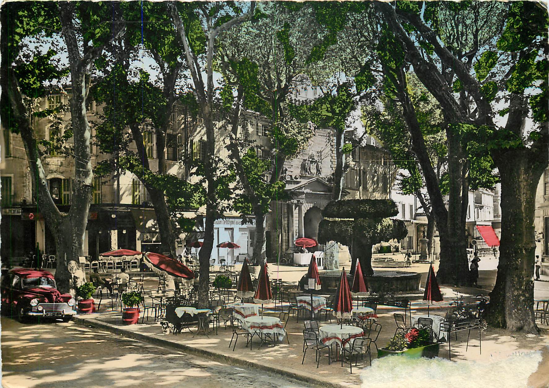 CPSM Salon de Province Fontaine Moussue et la Place Crousillat