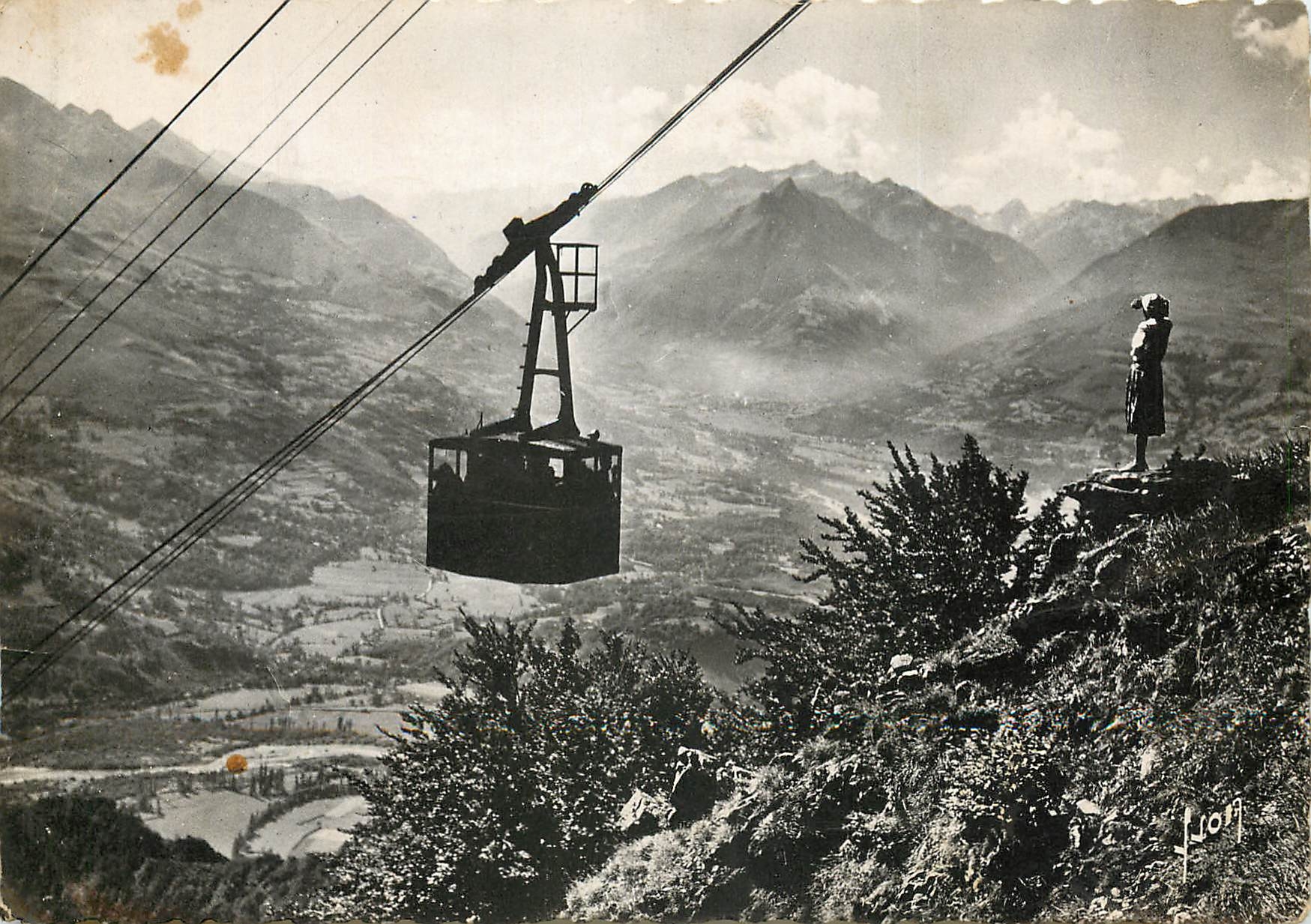 CPSM Env de Lourdes (Htes Pyreneees) Du Pibes (alt 1400 m) a 6 km de Lourdes