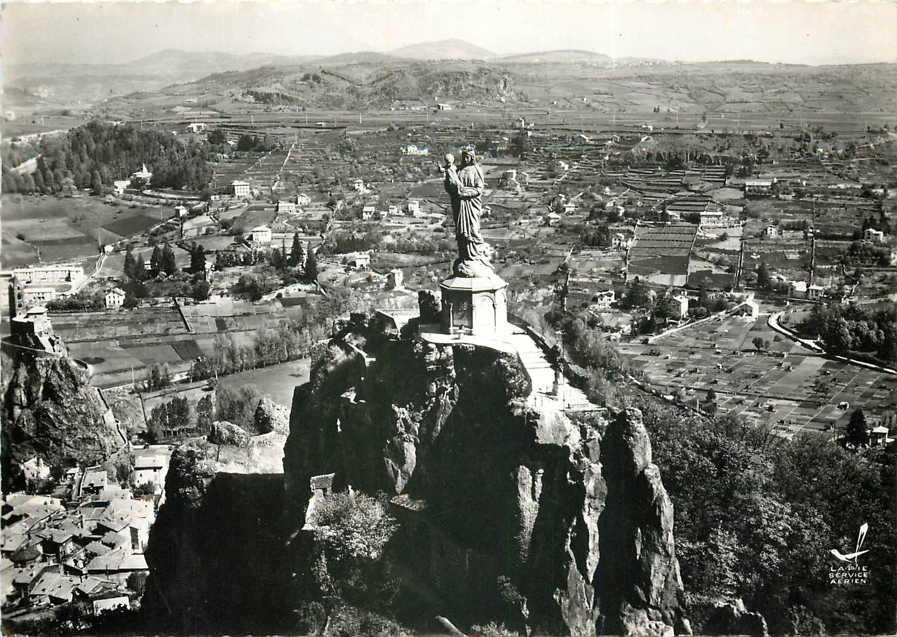 CPSM Le Puy (Hte Loire) Sur la Plateforme du Rocher Corneille (Haut au dessus de l'Hotel de Ville 13