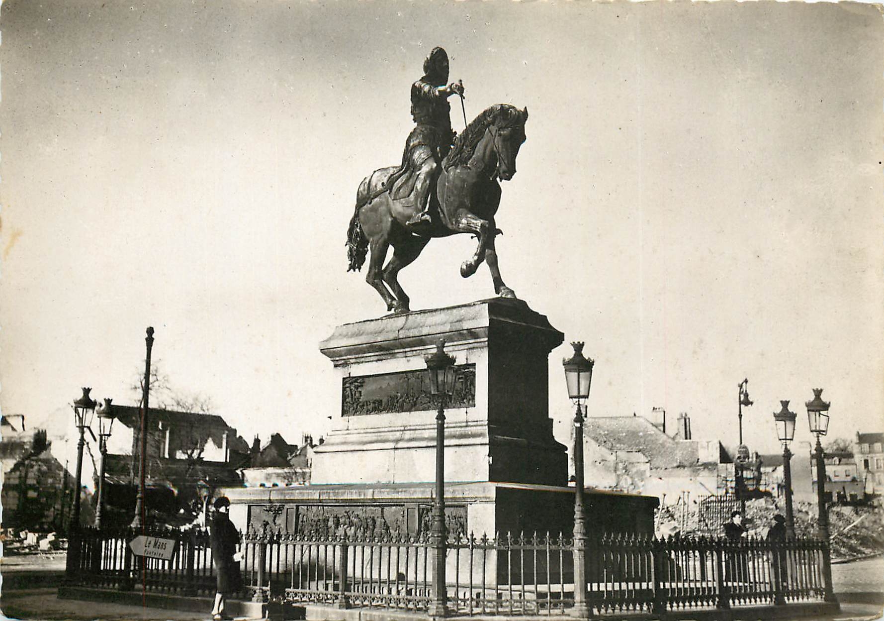 CPSM Orleans (Loiret) Place du Martroi Statue de Jeanne d'Arc