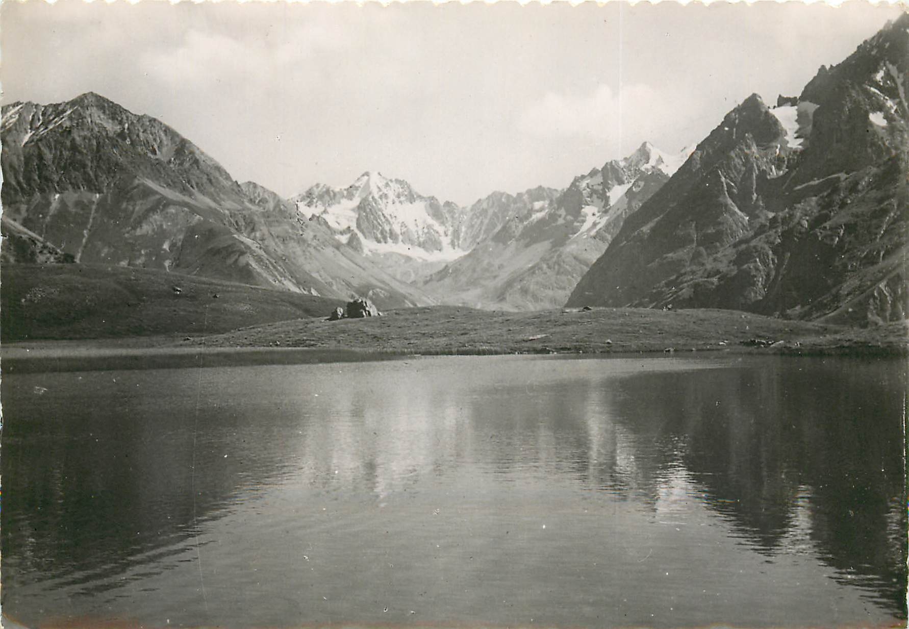 CPSM Alpes du Dauphine Le lac du Pontet (1988 m) et le Montagne des Agneaux Villar d'Arene Vallee de