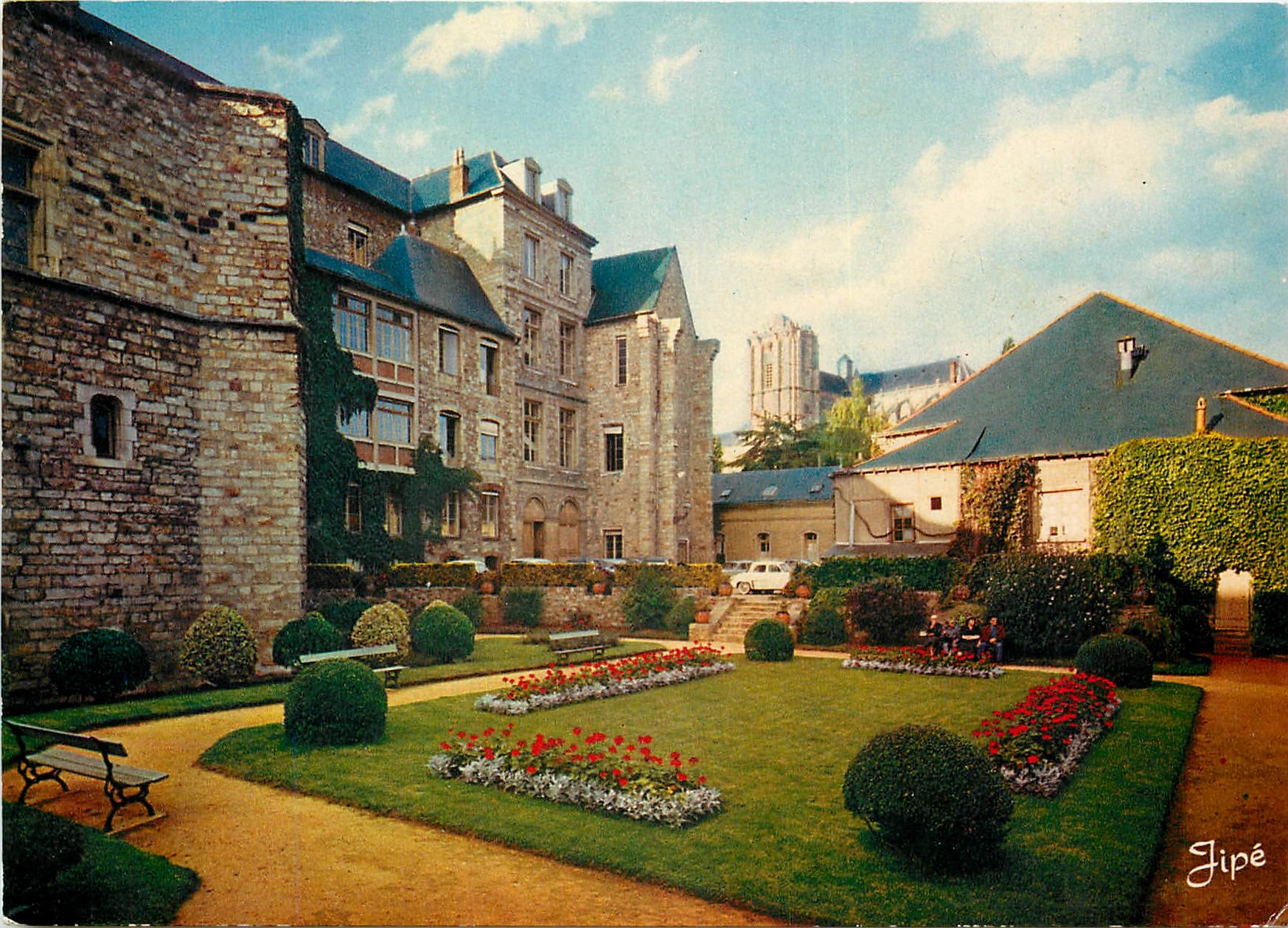 CPSM Le Mans (Sarthe) L'HOtel de Ville (Facade Sud) Le Jardin