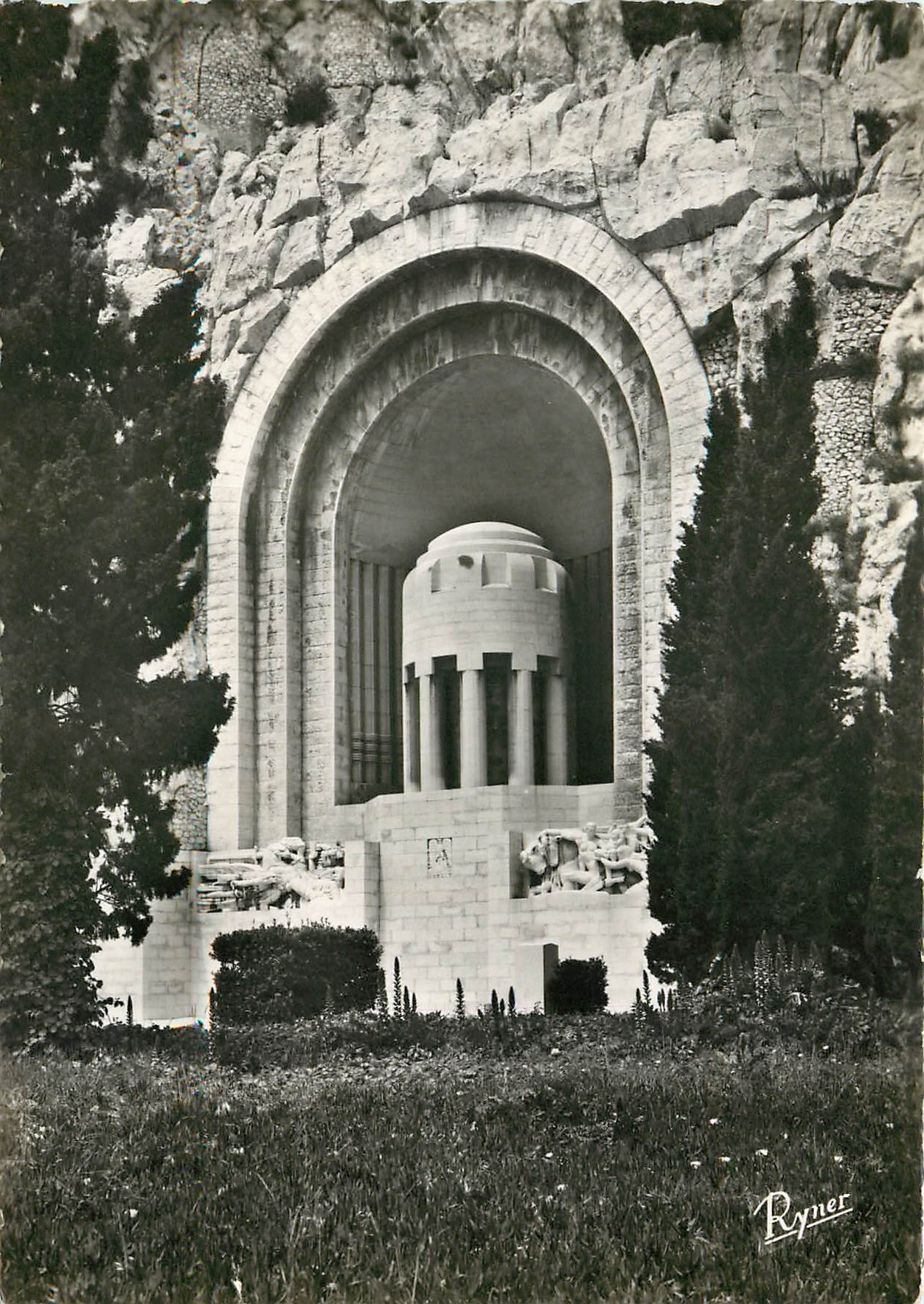 CPSM Les Bords de la Riviera Nice Monument auc Morts