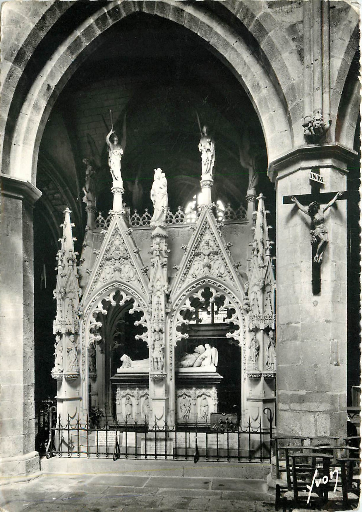 CPSM Treguier (C du N) La Cathedrale Tombeau de Saint Yves