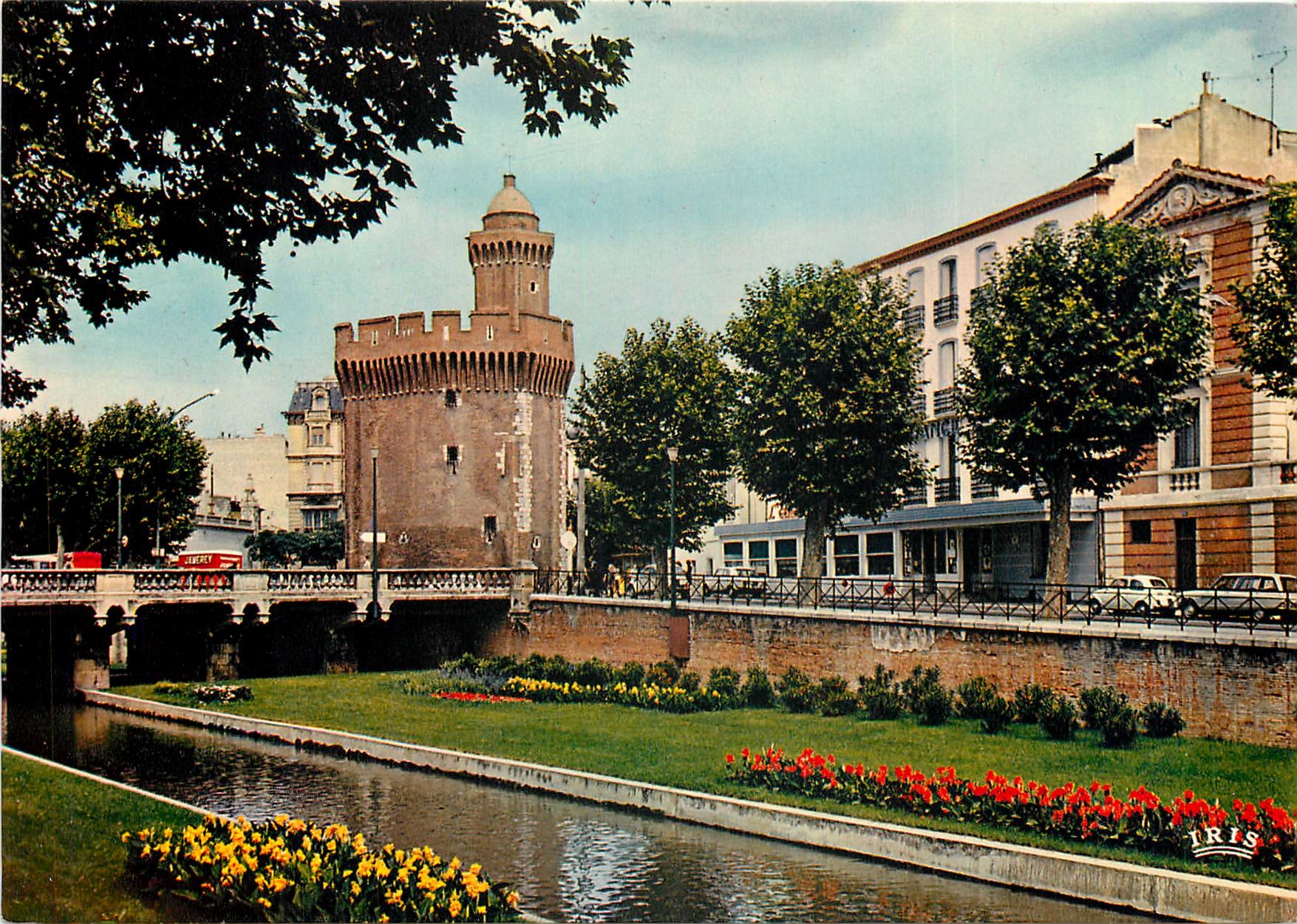 CPSM Perpignan (Pyr Or) Le Castillet (XIVe s) et les quais fleuris de la Basse