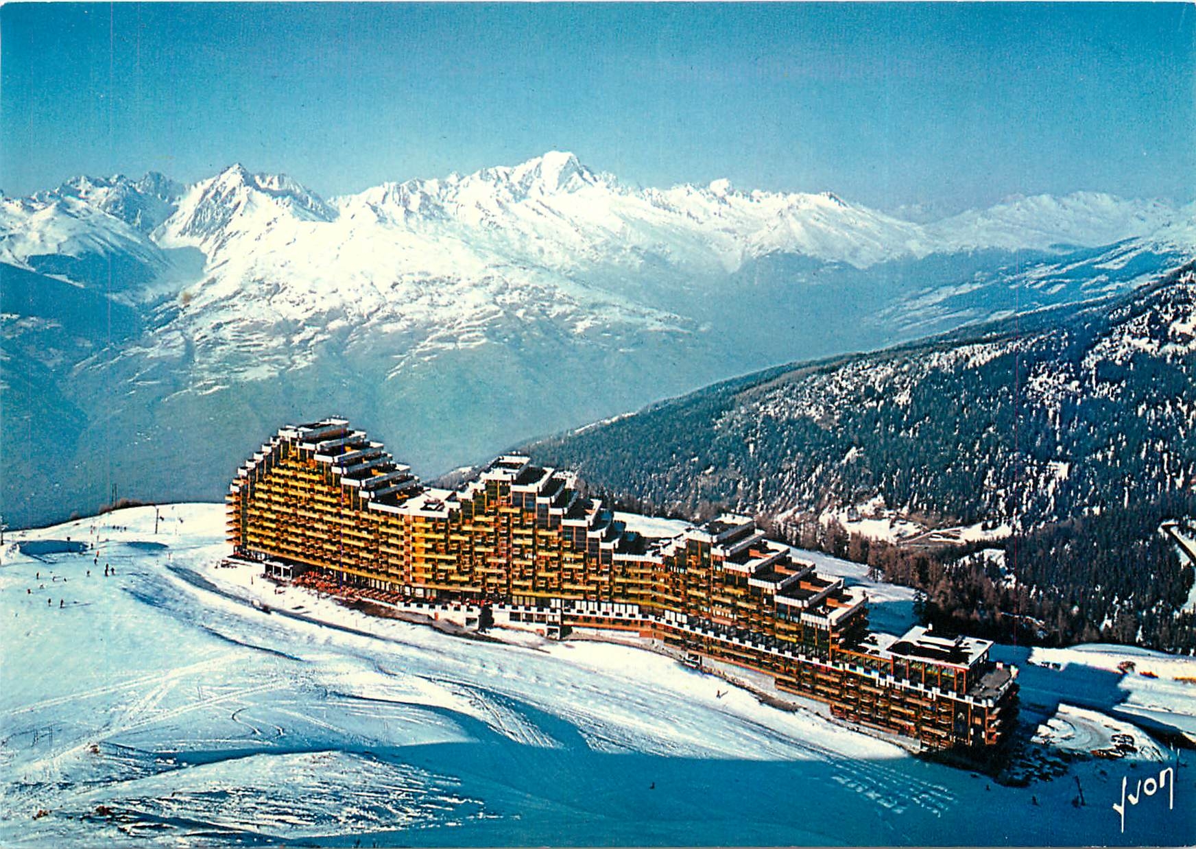 CPSM Aime la Plagne (Savoie) (Alt 2100 m) Vue sur la Station en hiver et dans le fond la chaine du M