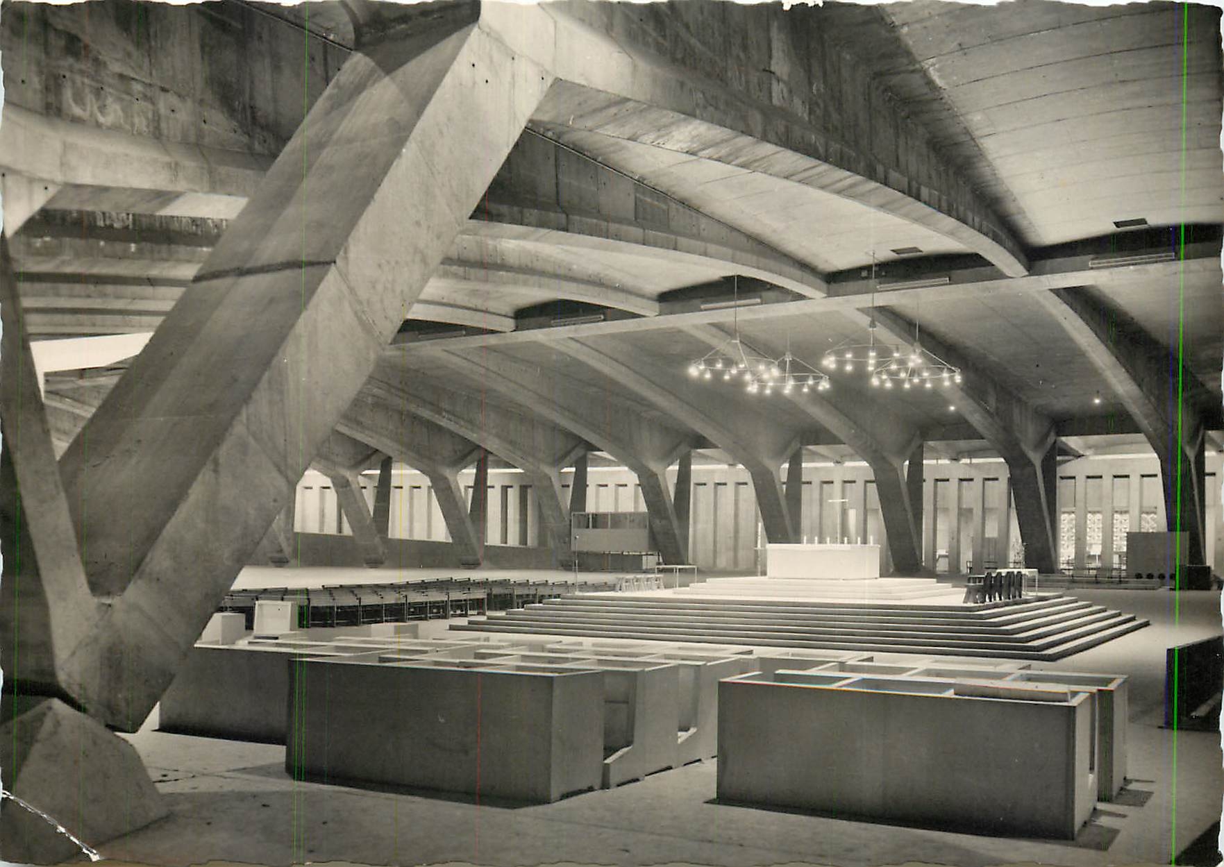 CPSM Sanctuaire de Lourdes Basilique Souterraine Saint Pie Long 201 m Larg 81 m