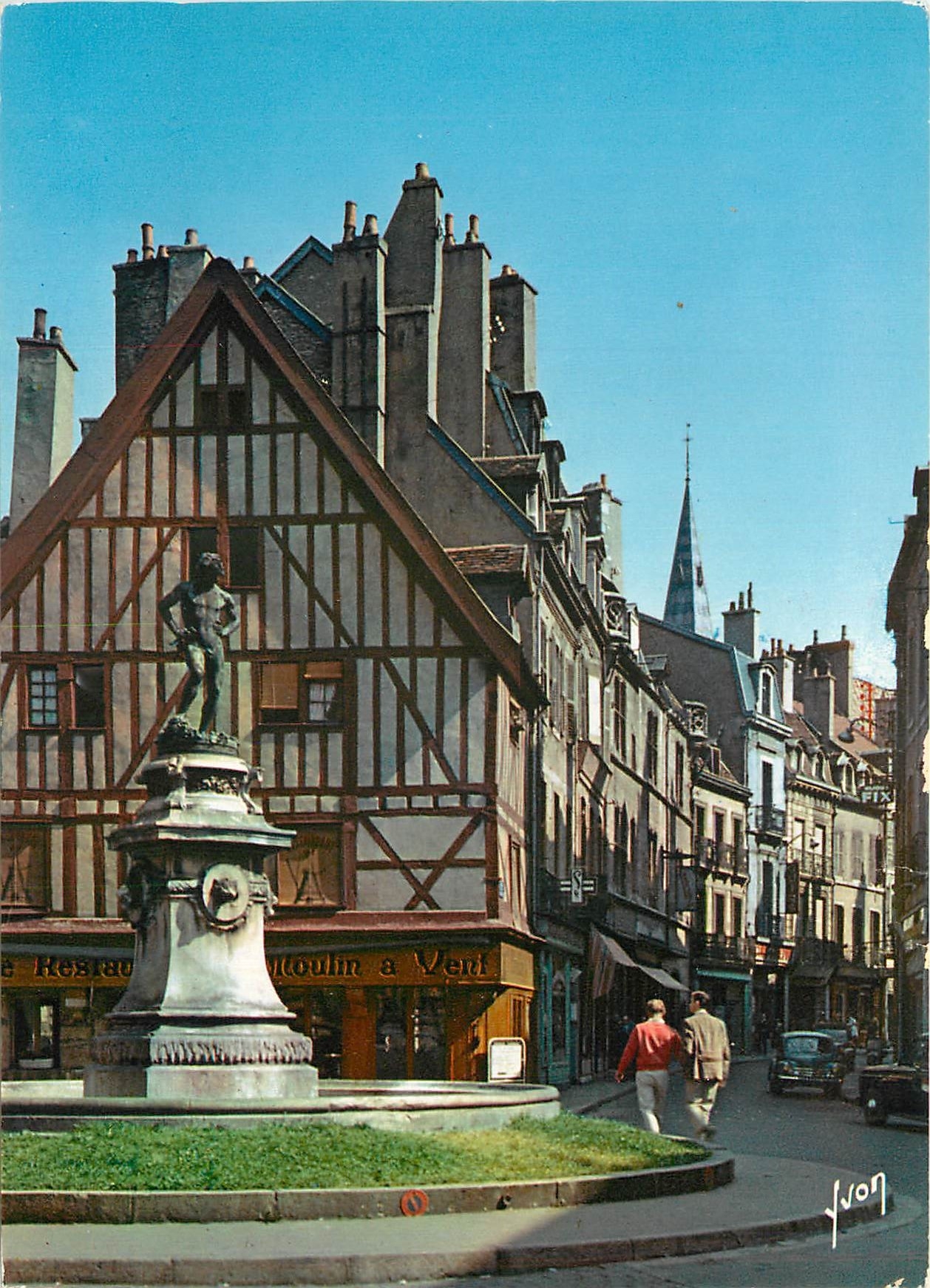 CPSM Dijon (Cote D'Or) Place RUde Fontaine du Bareuzai et rue des Forges