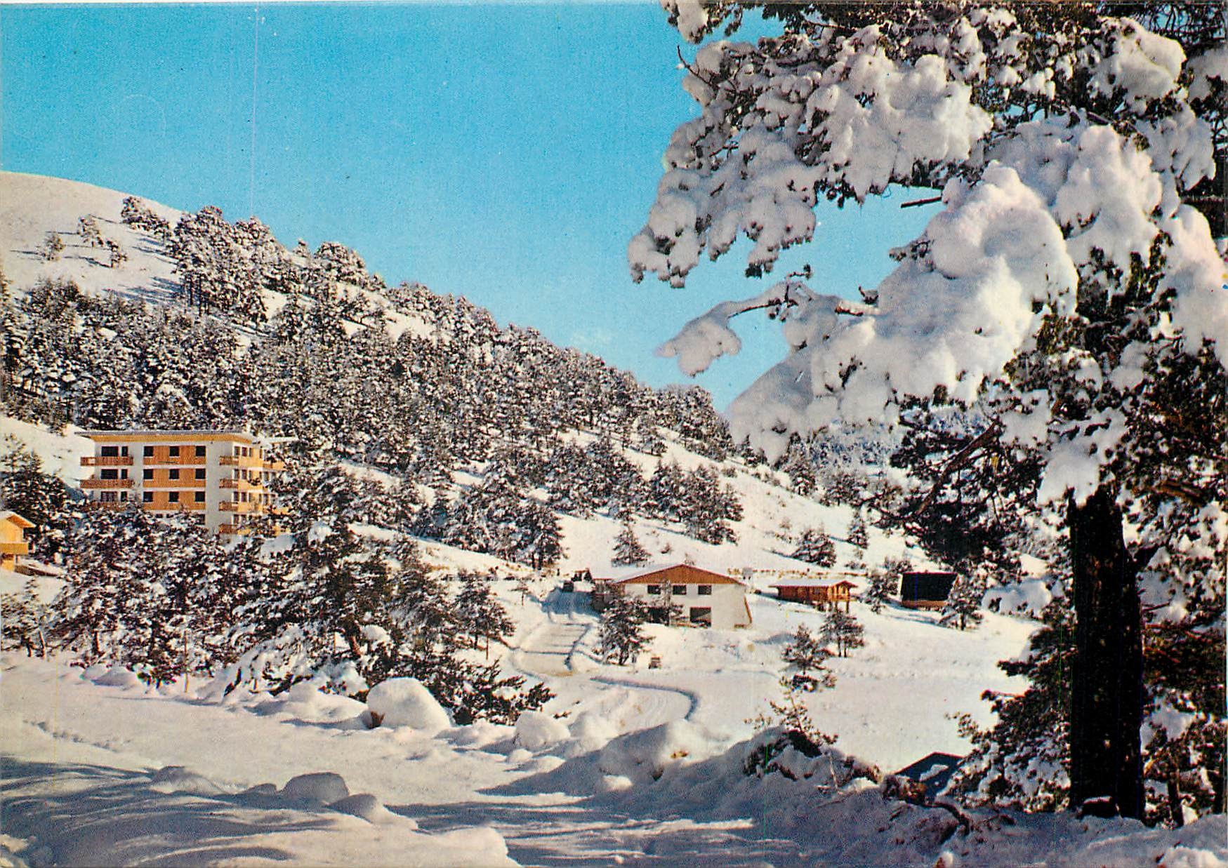 CPSM Greolieres les Neiges (A M) France Vue sur la Maison du Cheiron et les Champs de neige
