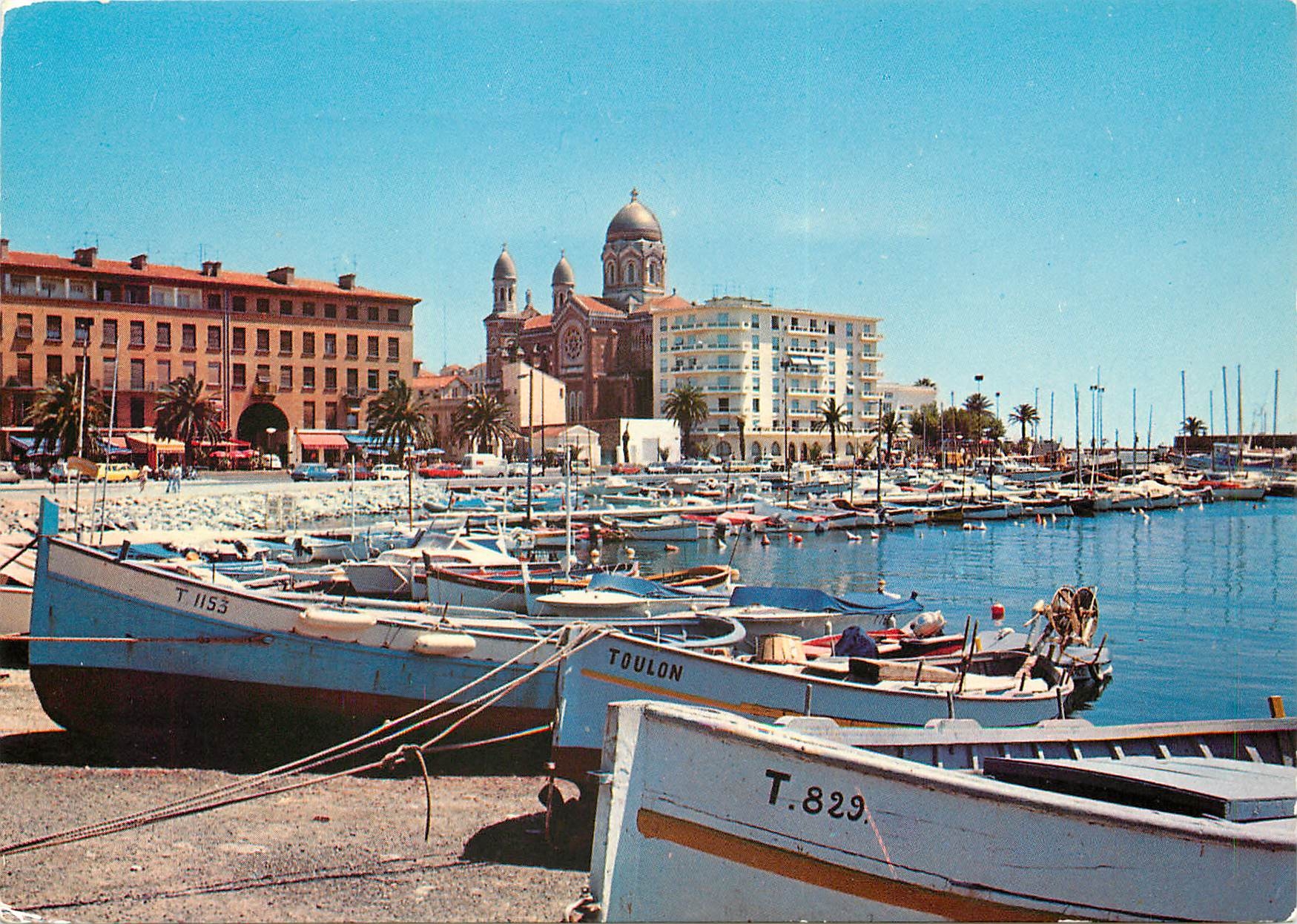 CPSM Saint Raphael Le vieux Port et la Cathedrale