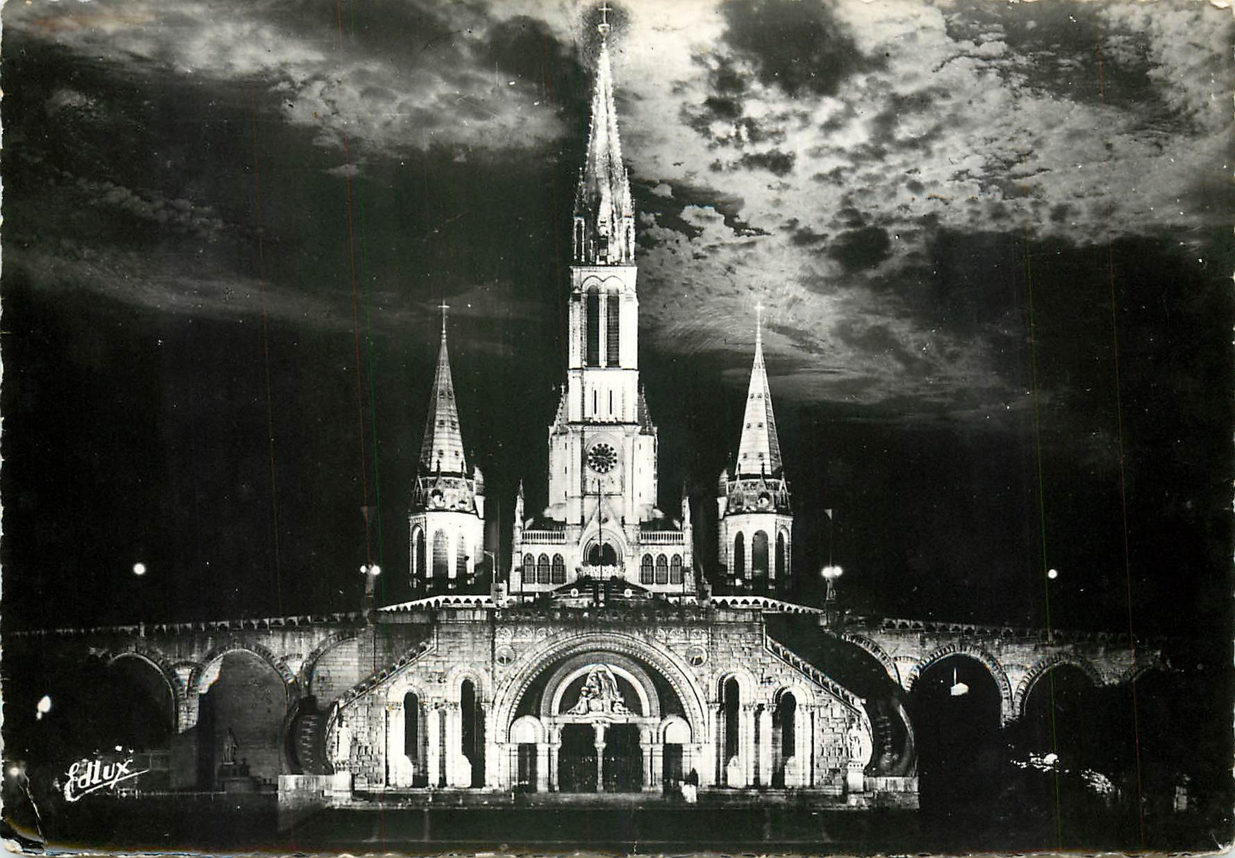 CPSM Lourdes La Basilique illuminee