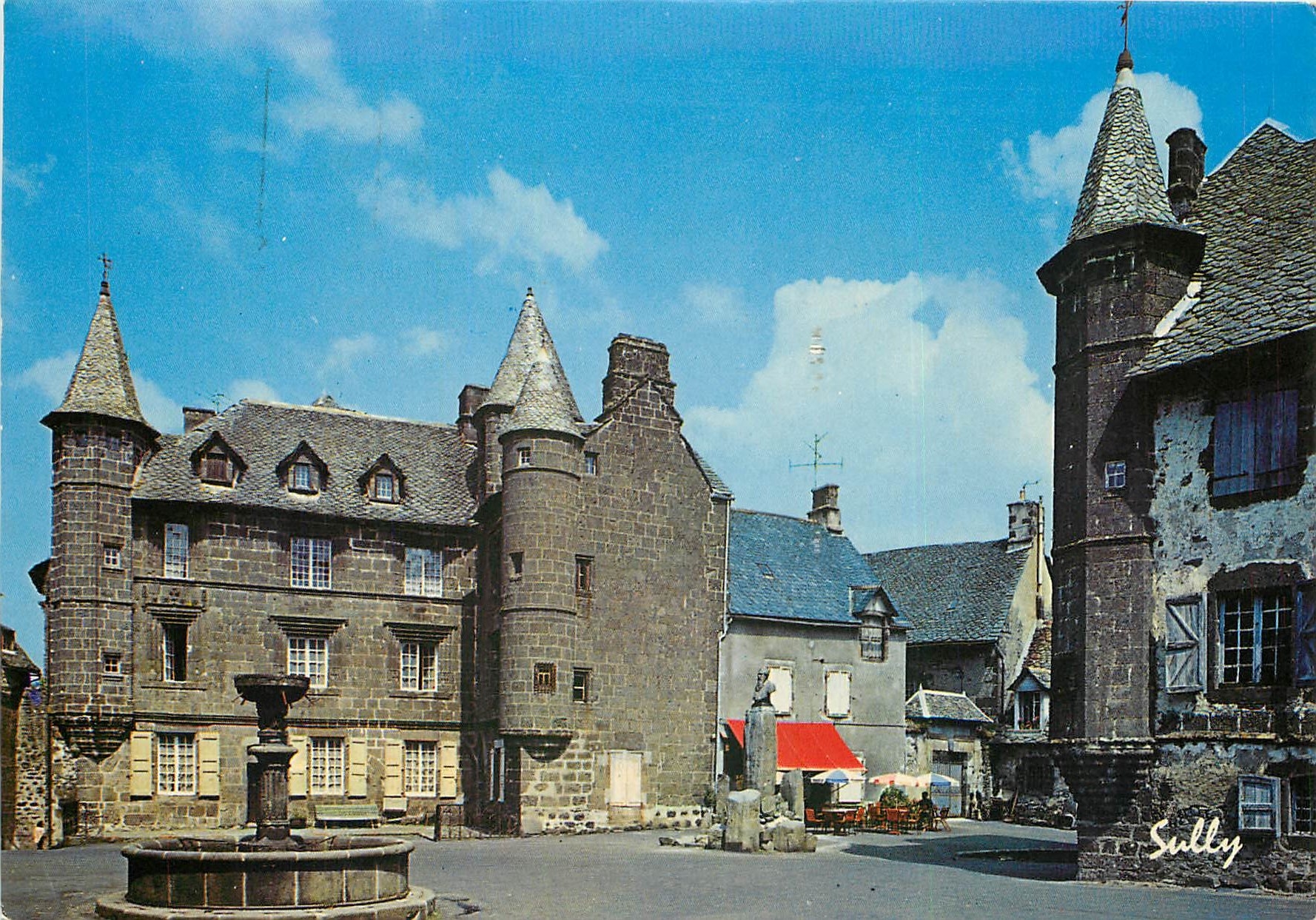 CPSM Salers (Cantal) ALT  950 m cite Mediavale Ancien Hotel du Baillage Place Tyssandier d'Escours