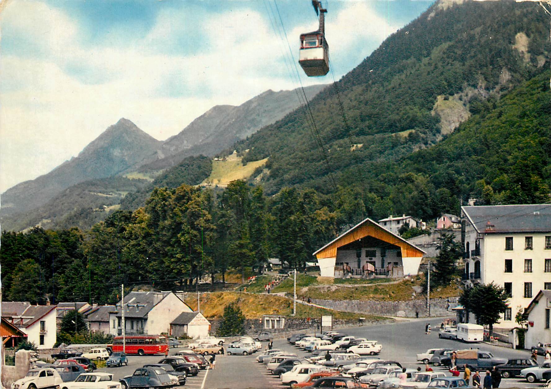 CPSM Cauterets (Hautes Pyrenees) Gare de depart du Teleferique du Cambasque Lys et Parking