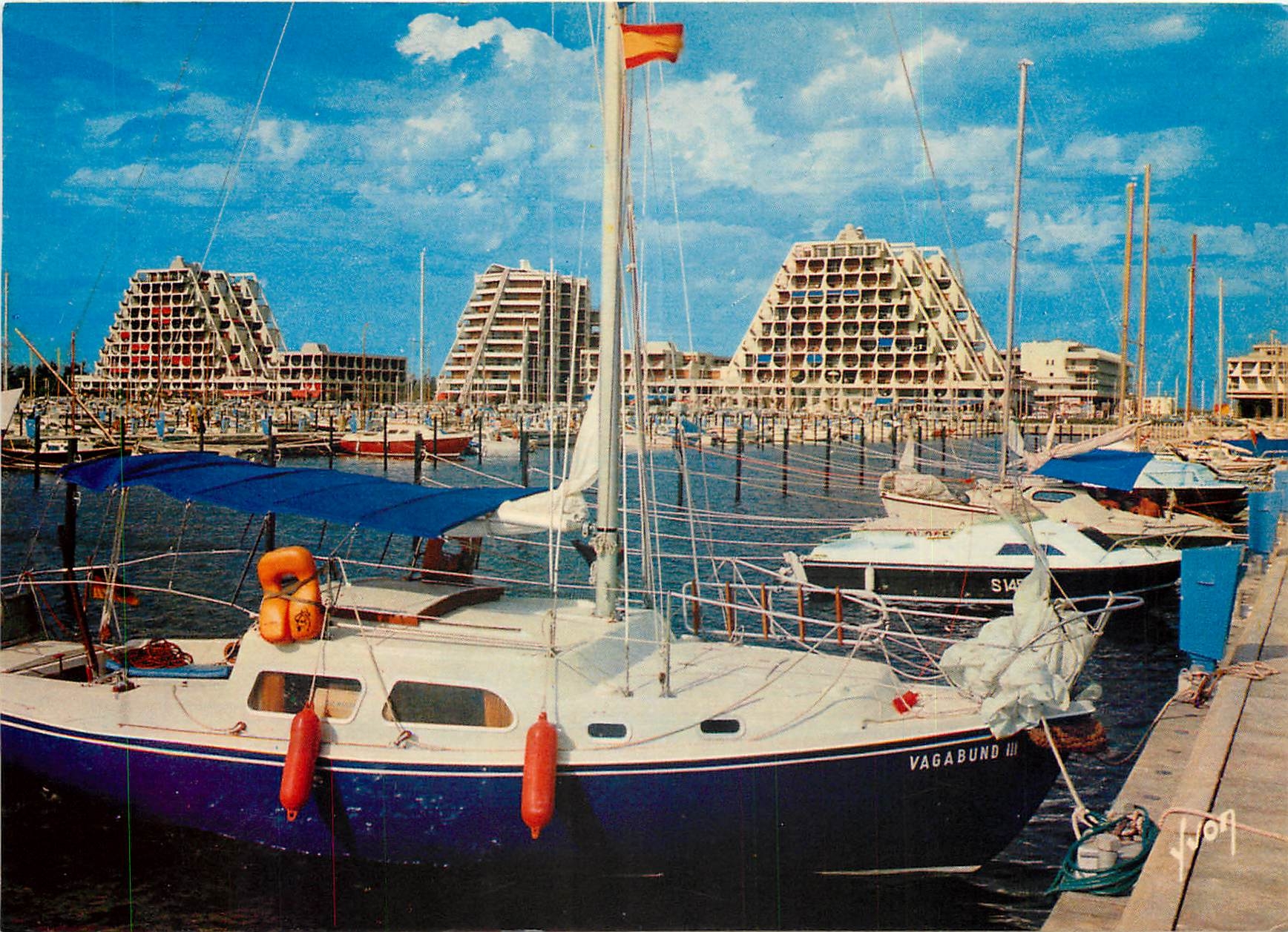 CPSM La Grande Motte (Herault) le Port et les Immeuble Pyramidaux