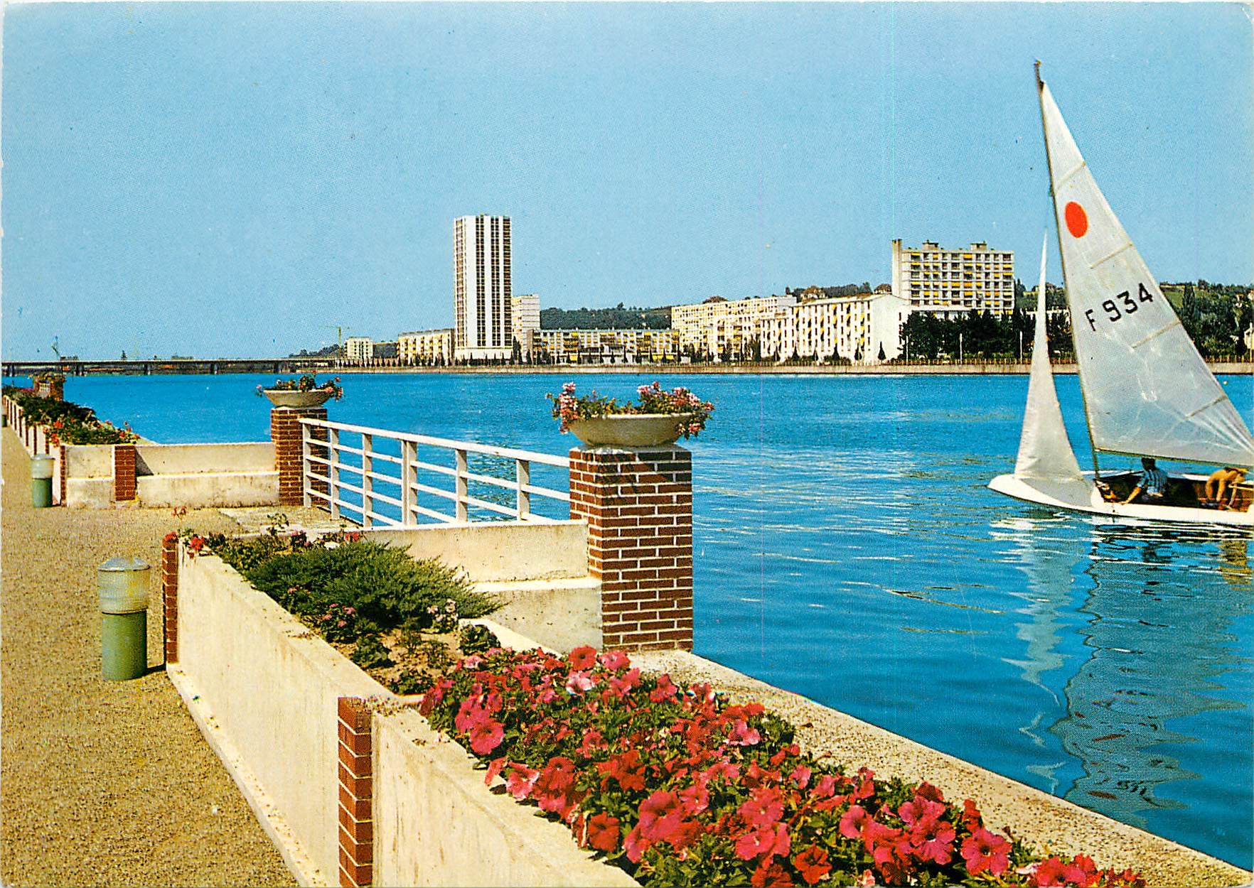 CPSM Vichy Plan d'Eau Gauche et Quartier des Ailes