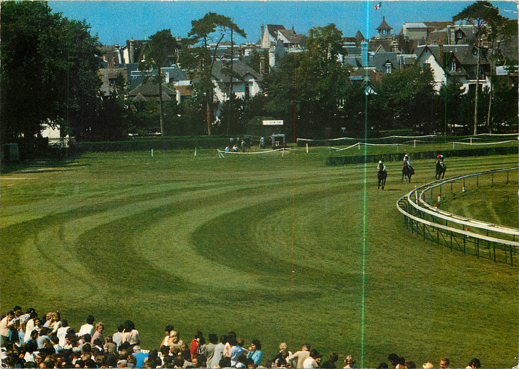 CPSM Deauville (Calvados) Station balneaire de reputation mondial le chamlp de courses