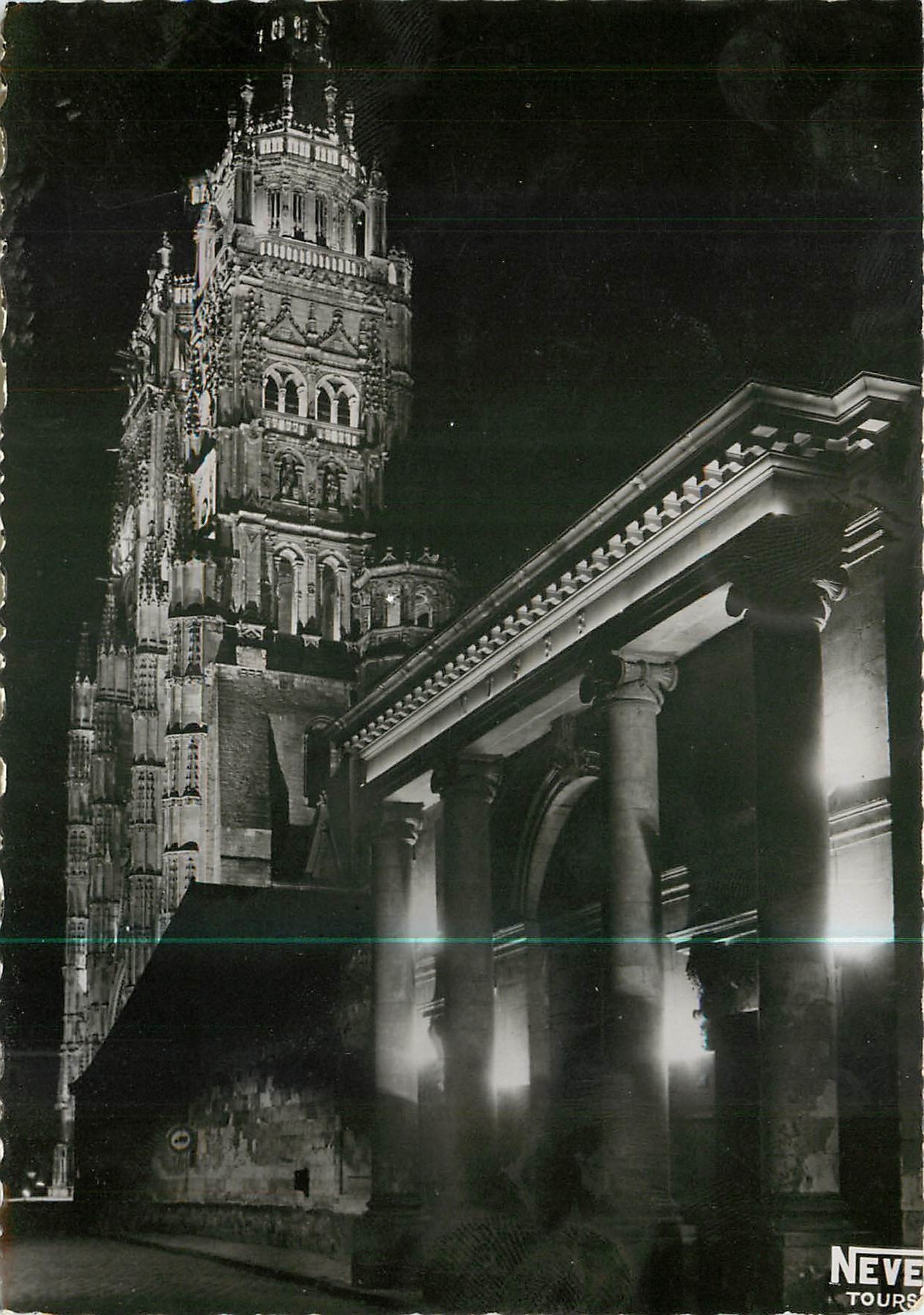 CPSM Tours la cathedrale et le Musee vus de nuit