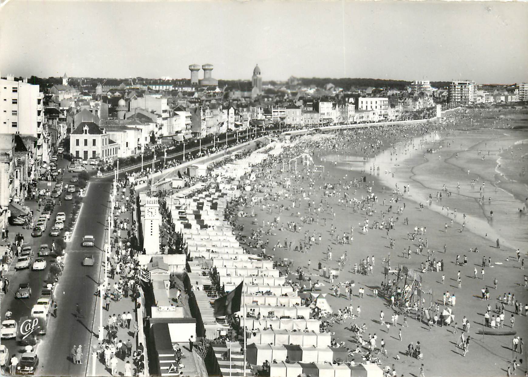 CPSM Les Sables d'OLonne Vue generale de la Plage et le Remblai