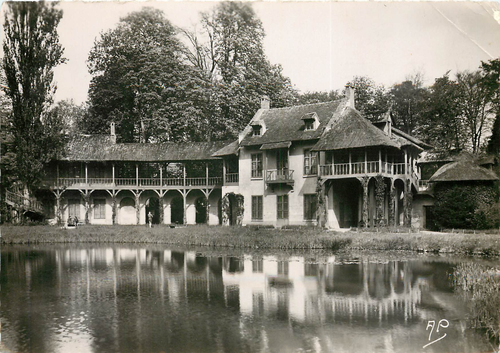 CPSM Versailles Le Petit Trianon la maison de la Reine