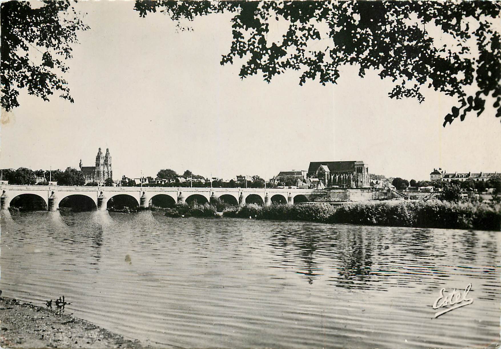 CPSM Tours Vue generale Le celebre Pont de Pierre
