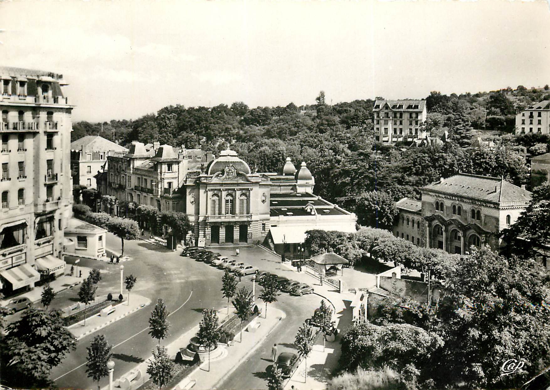 CPSM Chatelguyon Place Brosson Theatre Casino et Etablissement Thermal