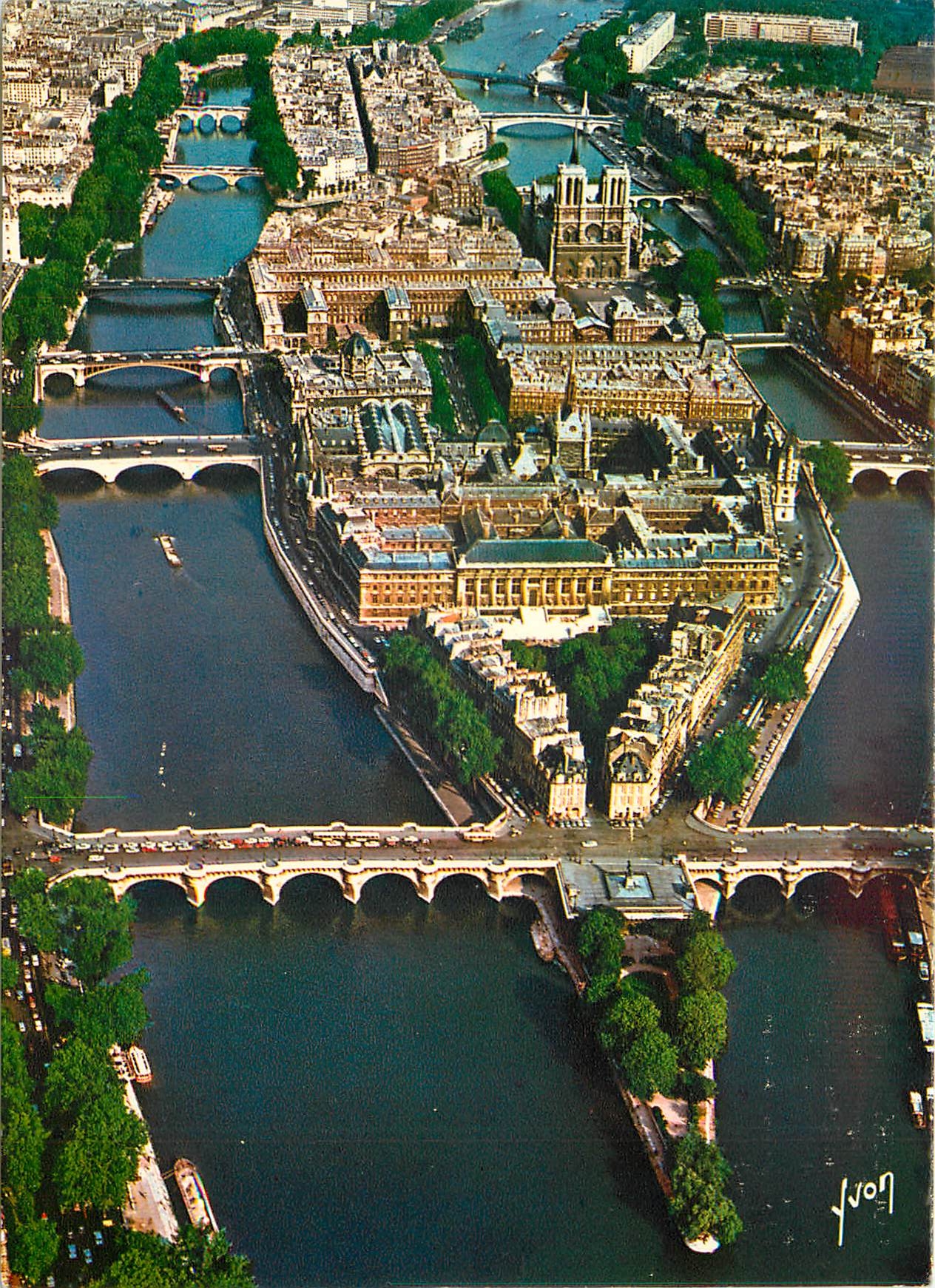 CPSM En survolant Paris L'Ile de la Cite et la Seine le Pont Neuf le Palais de Justice la Sainte Cha