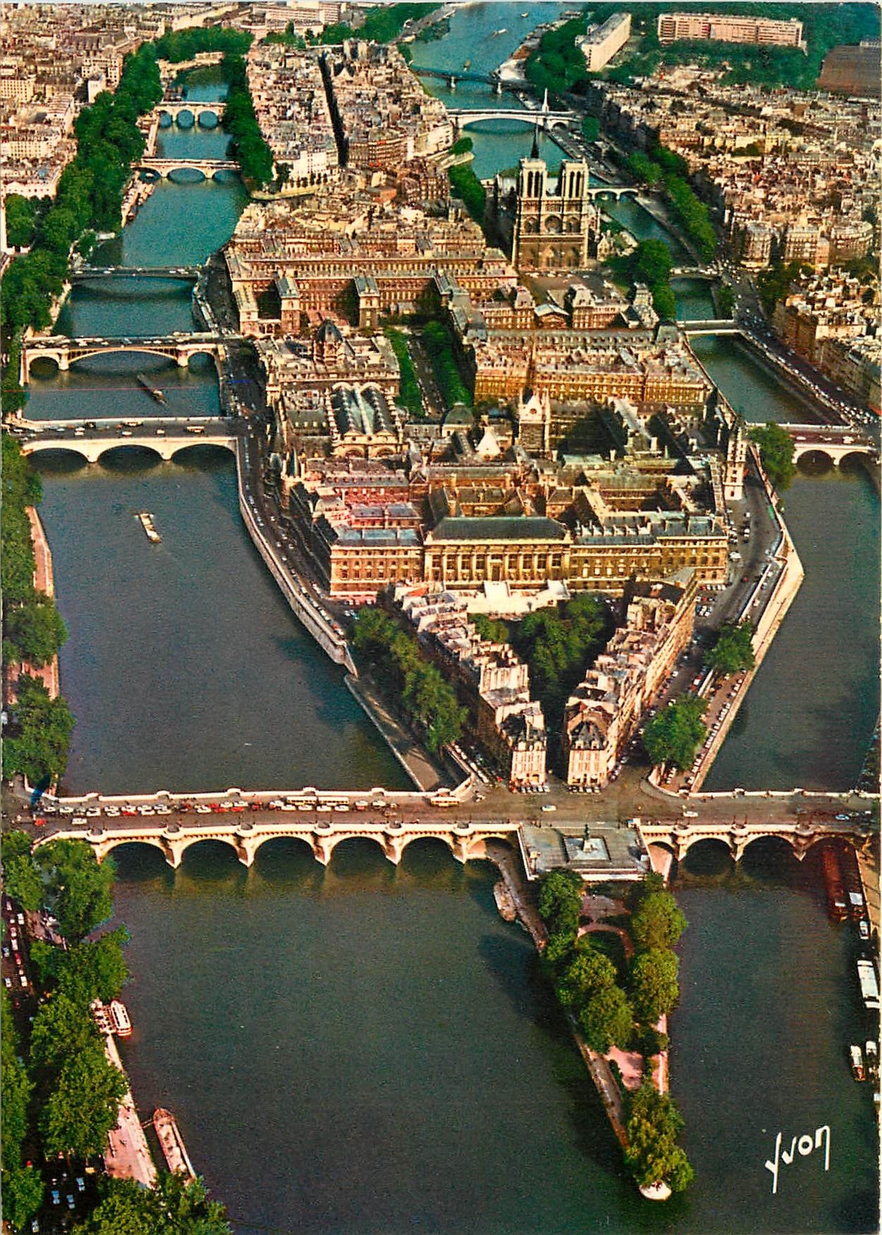 CPSM En survolant Paris l'Ile de la Cite et la Seine le Pont Neuf le Palais de Justice la Sainte Cha