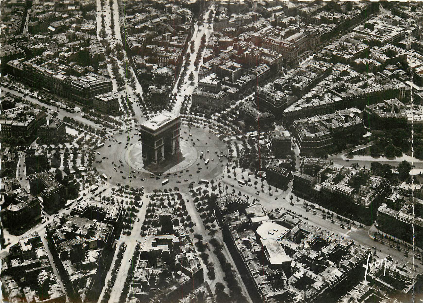 CPSM Paris l'Arc de Triomphe et la place de Triomphe et la Place de l'Etole