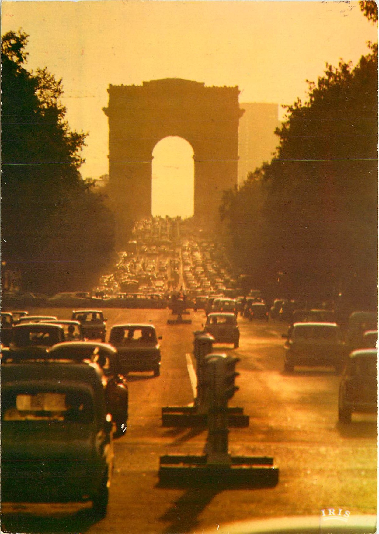 CPSM Paris Contre Jour sur les champs Elysees et l'Arc de Triomphe