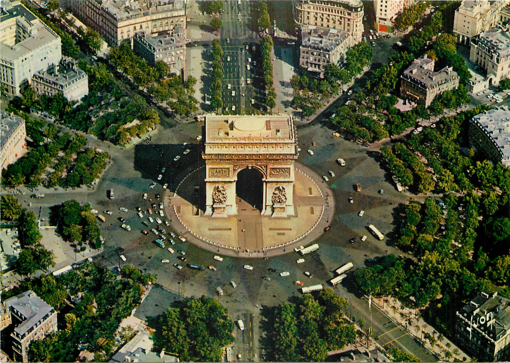 CPSM En Survolant Paris L'Arc de Triomphe et la PLace Charles de Gaulle l'Etoile