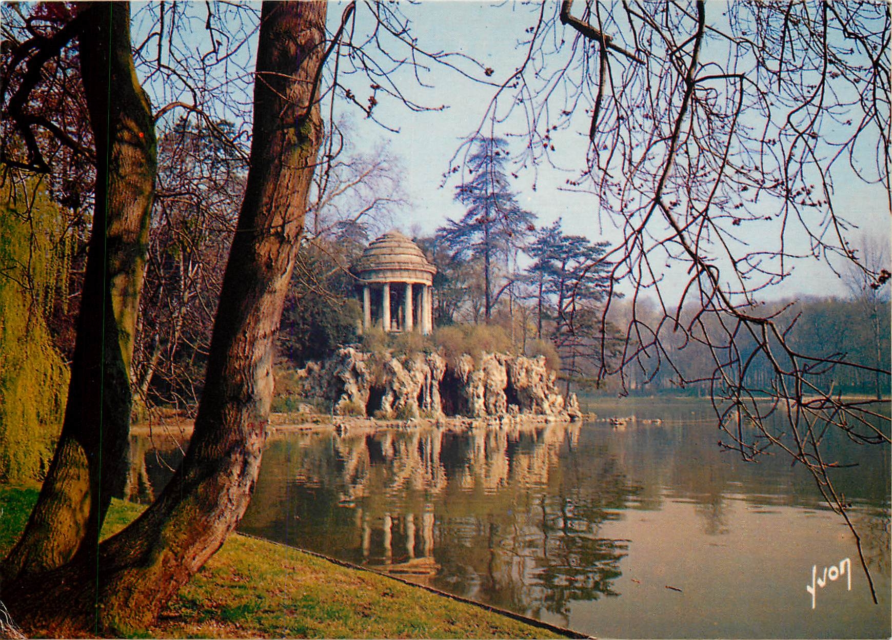 CPSM Bois de Vicennes le lac Daumensnil et le Temple d'Amour