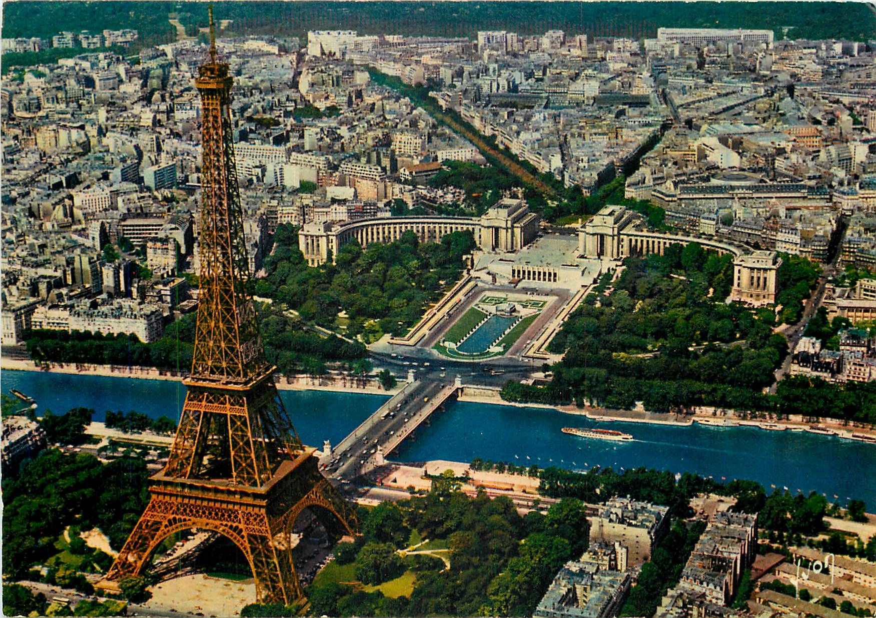 CPSM Paris La Tour Eiffel la Seine et le Palais de Chaillot