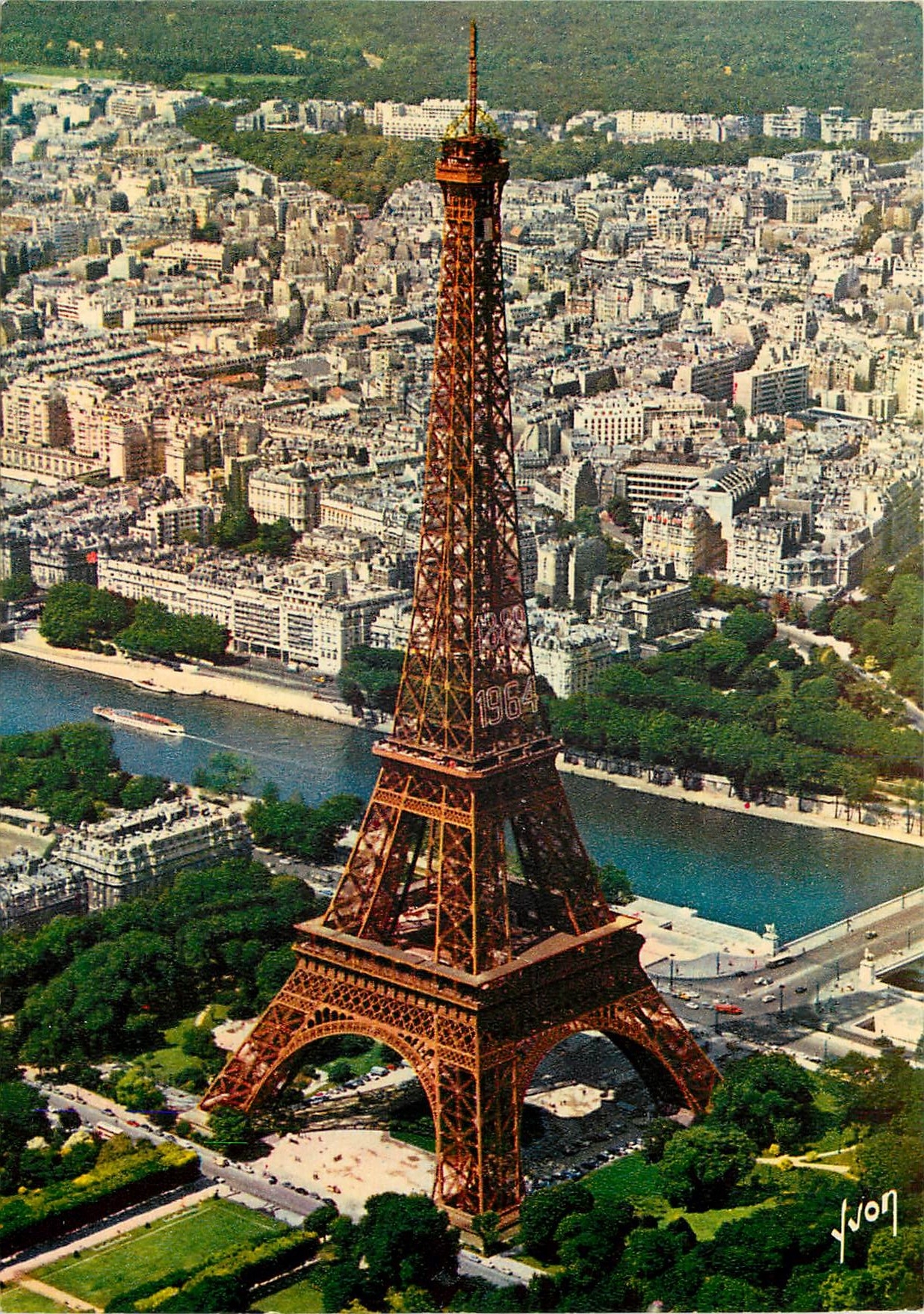 CPSM En survolant Paris la Tour Eiffel
