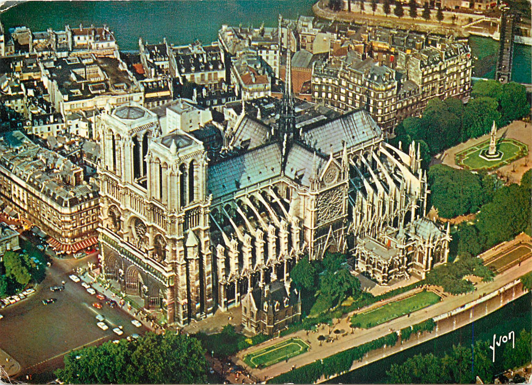 CPSM En survolant Paris N D et le Jardin de l'Archeveche
