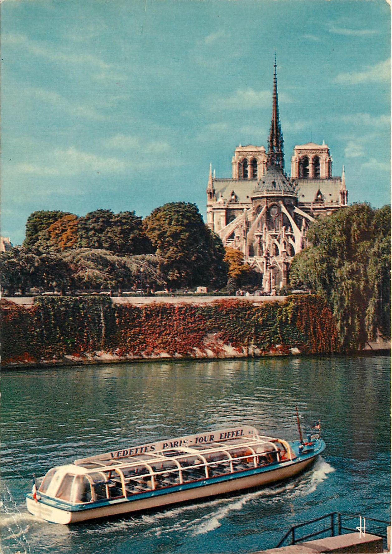 CPSM Chevet de N D vue prise de l'Ile Saint Louis