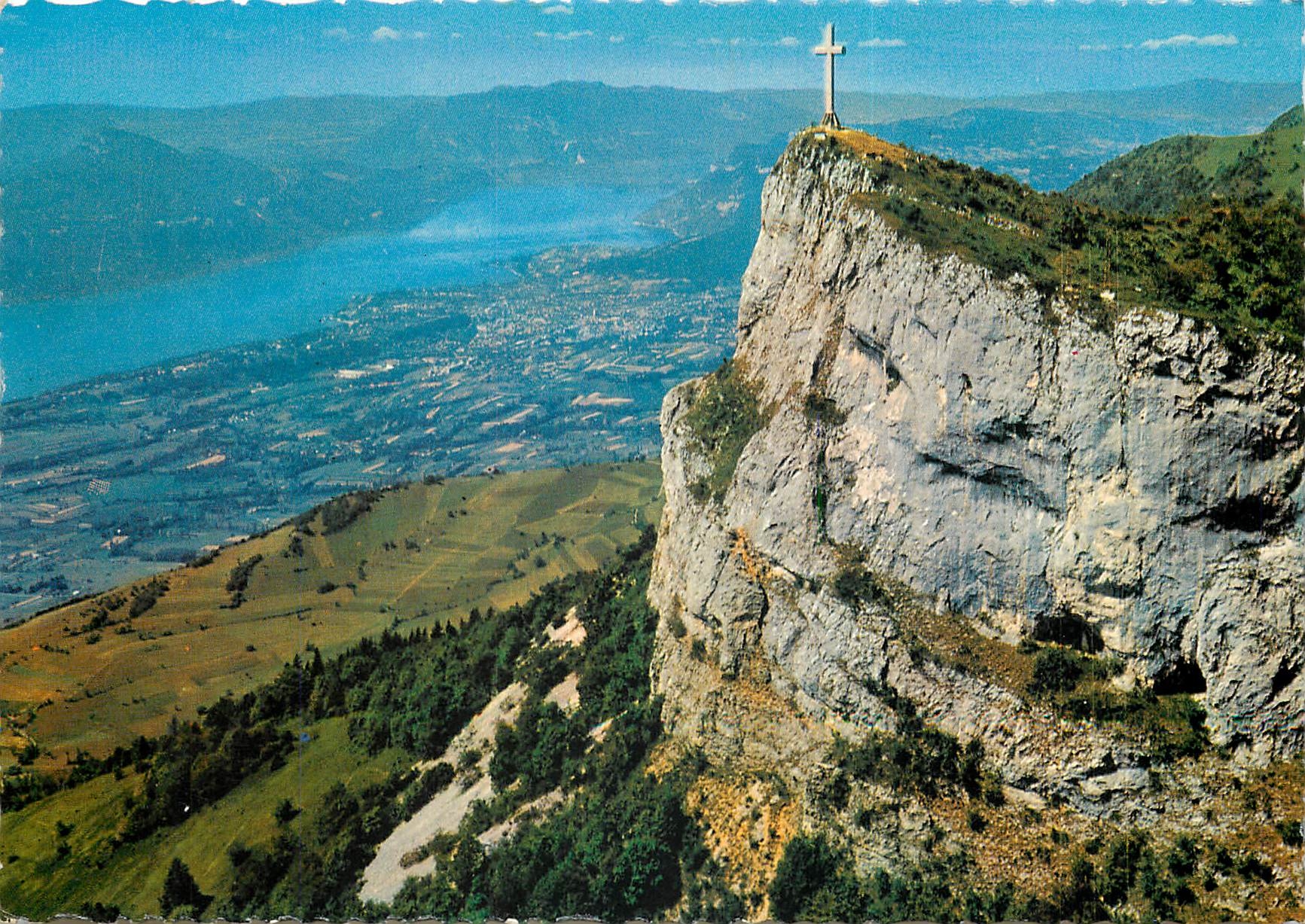 CPSM Paysages de Savoie la croix du Nivolet (1553 m) et le Lac du Bourget