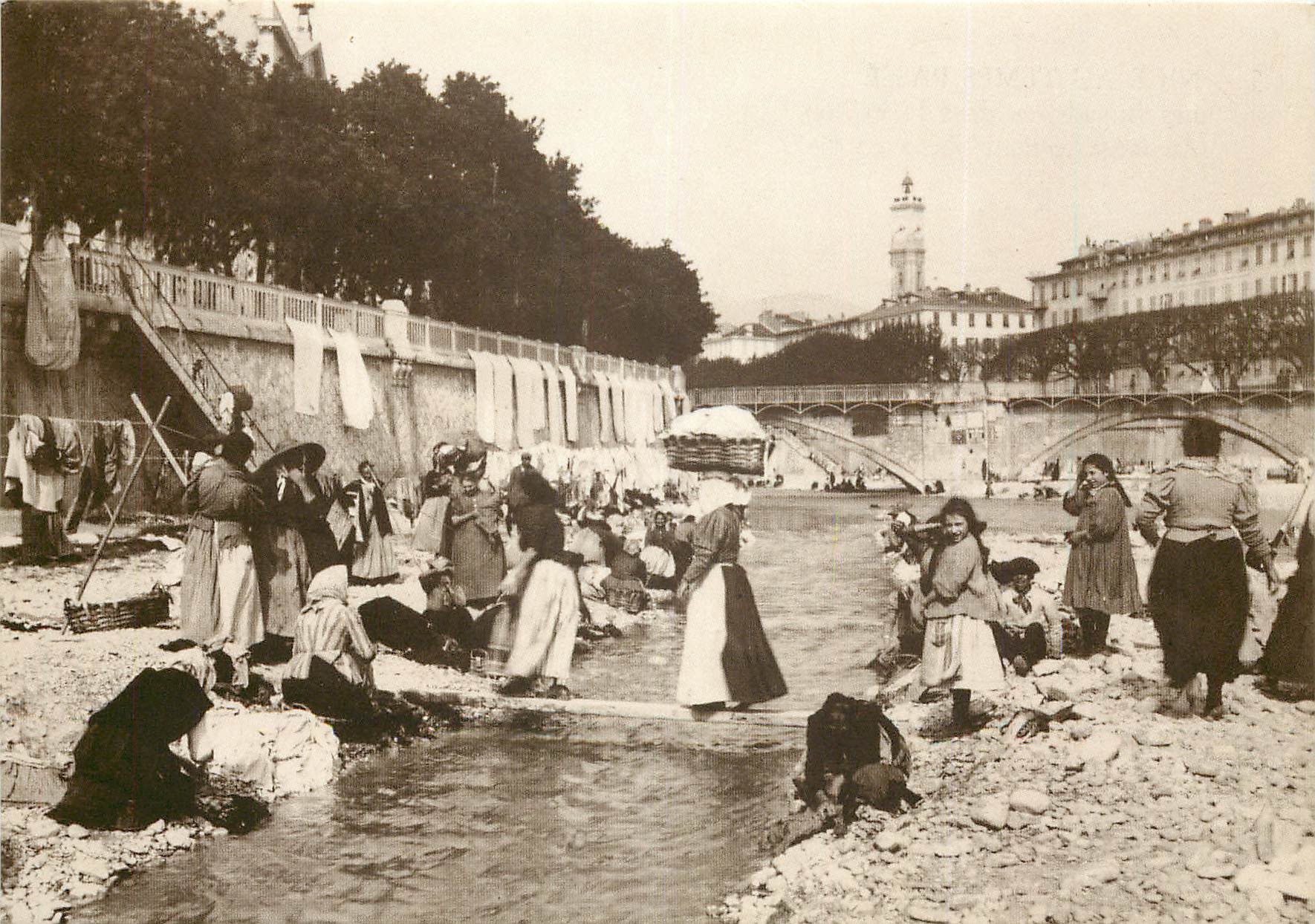 CPSM Nice au temps Passe les Bugadieres dans le Paillon au fond le Pont Vieux en 1900 REPRODUCTION