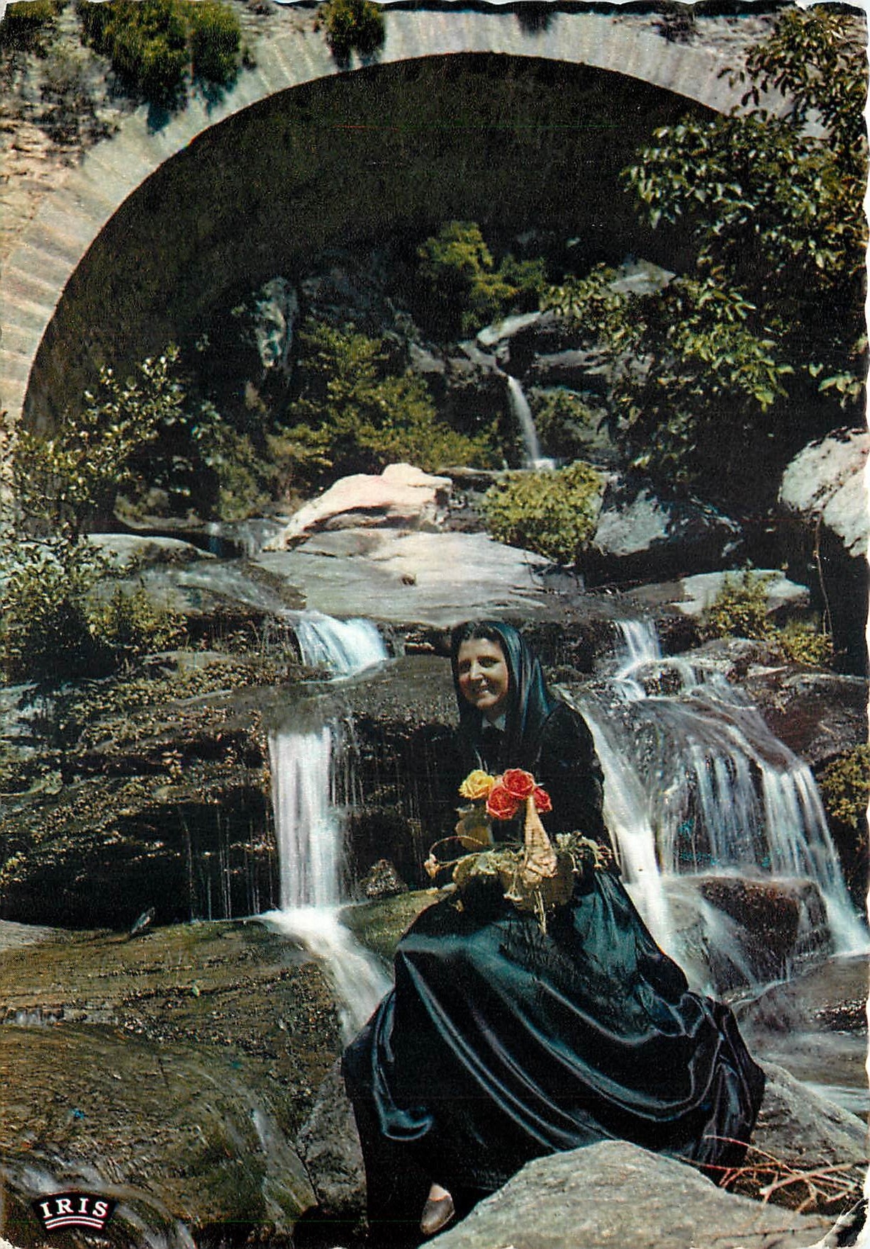CPSM Charmes et Couleurs de la Corse Un Sourire de Corse sur un fond de rideau tisse par l'eau