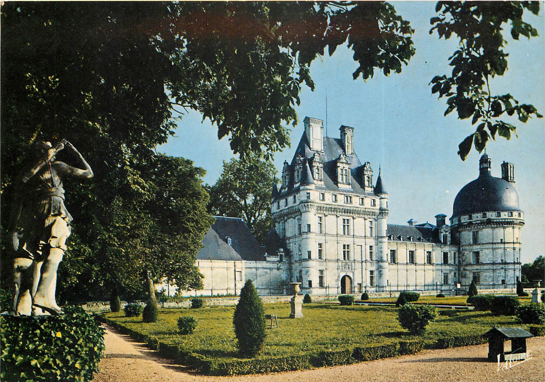 CPSM Les Merveilles de la val de Loire Valencay (Indre) Le chateau la facade principale avec son don