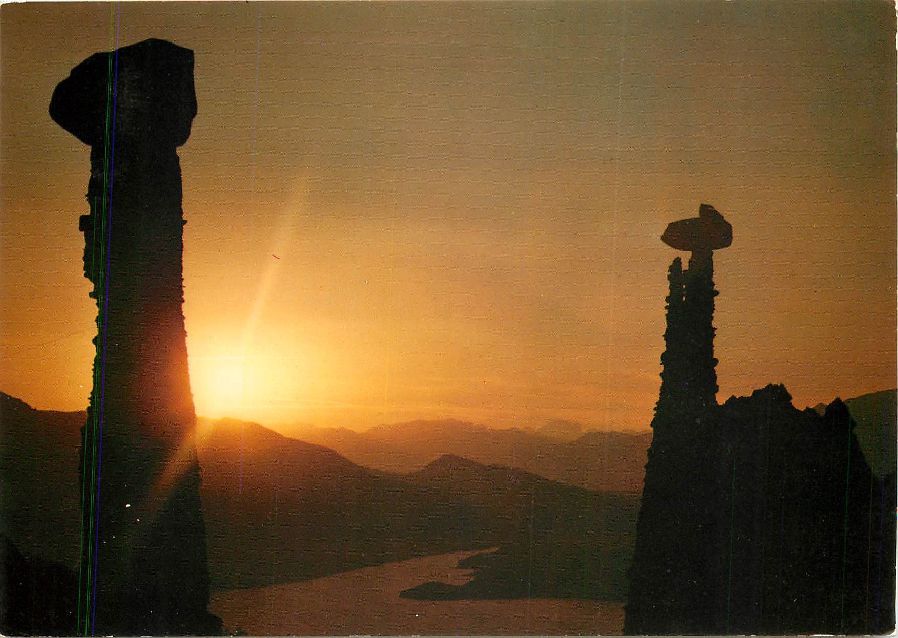 CPSM Le Lac de Serre Poncon Demoiselles coiffees au coucher du soleil