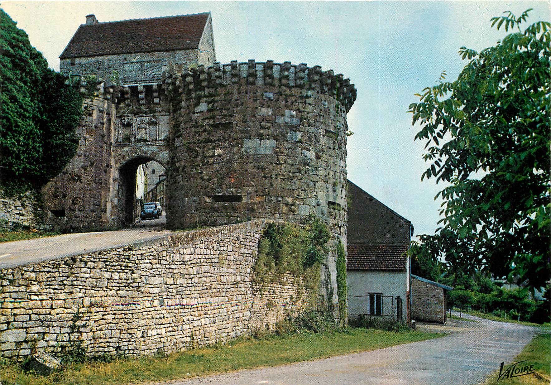 CPSM Les Merveilles de l'Yonne Vezelay (Yonne) La poterne ouvrant dans l'ancien rempart de la ville