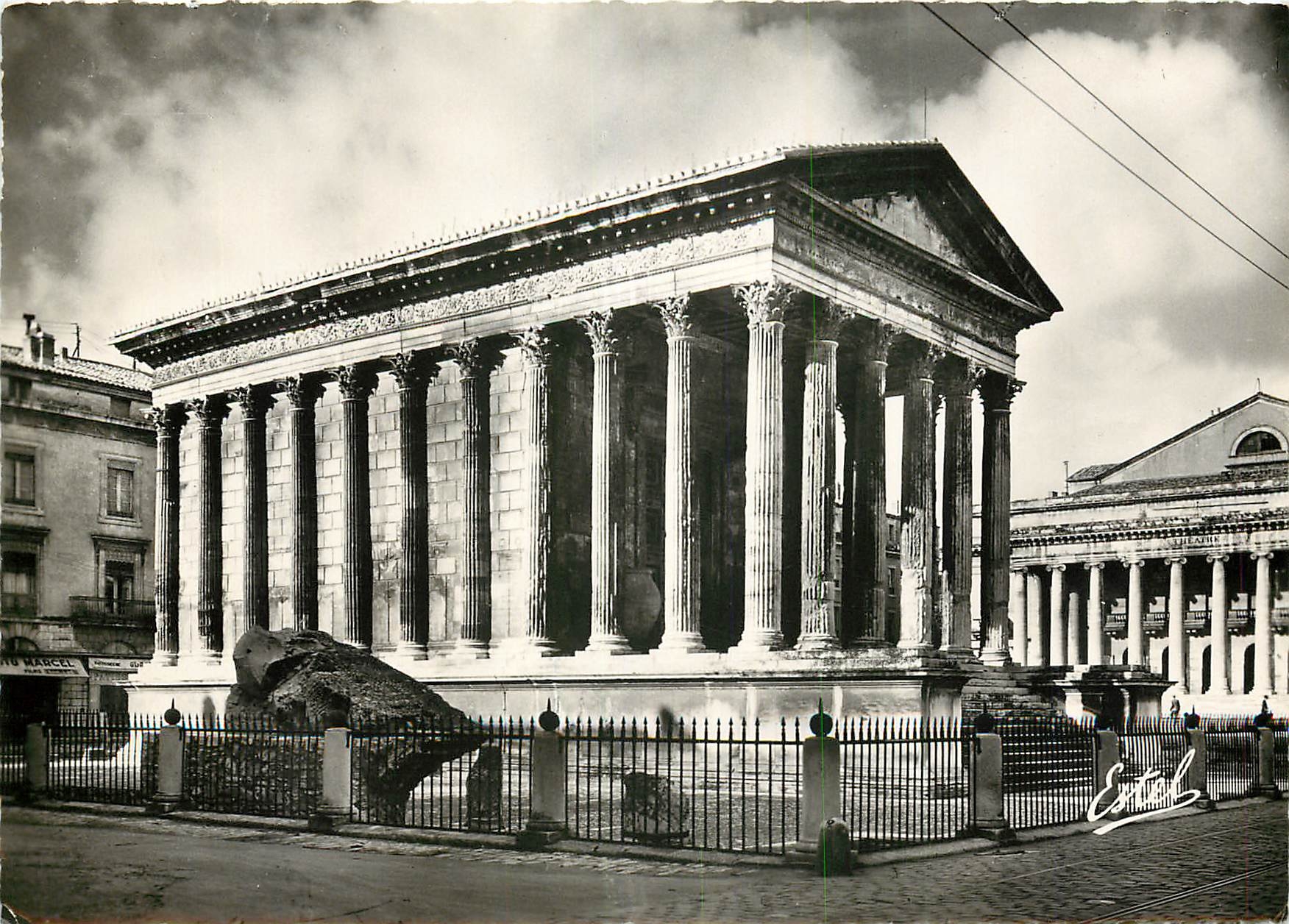 CPSM Nimes La maison Carree