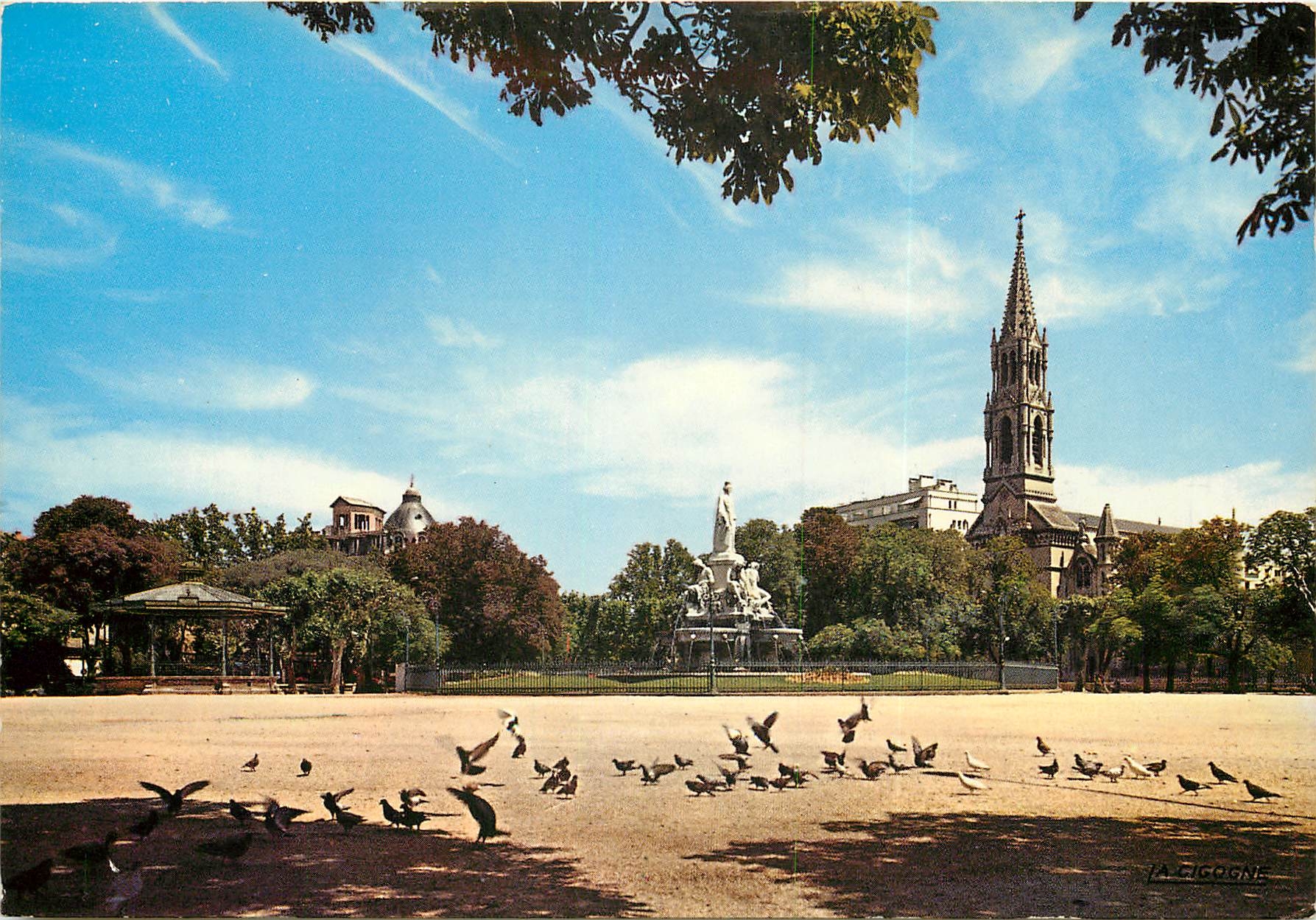 CPSM Nimes (Gard) Place de la Liberation