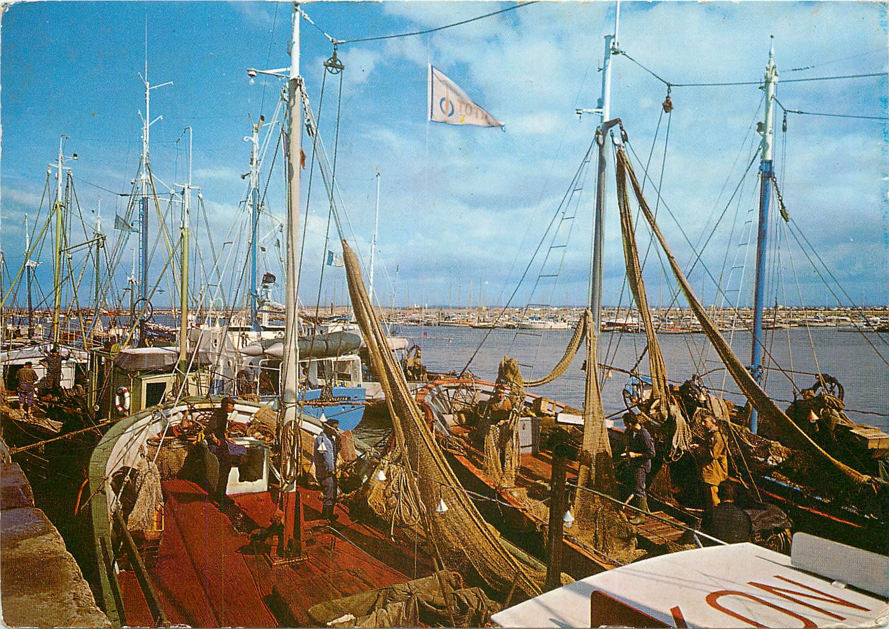 CPSM Arcanchon (Gironde) Les bateaux de peche et le port de plaisance