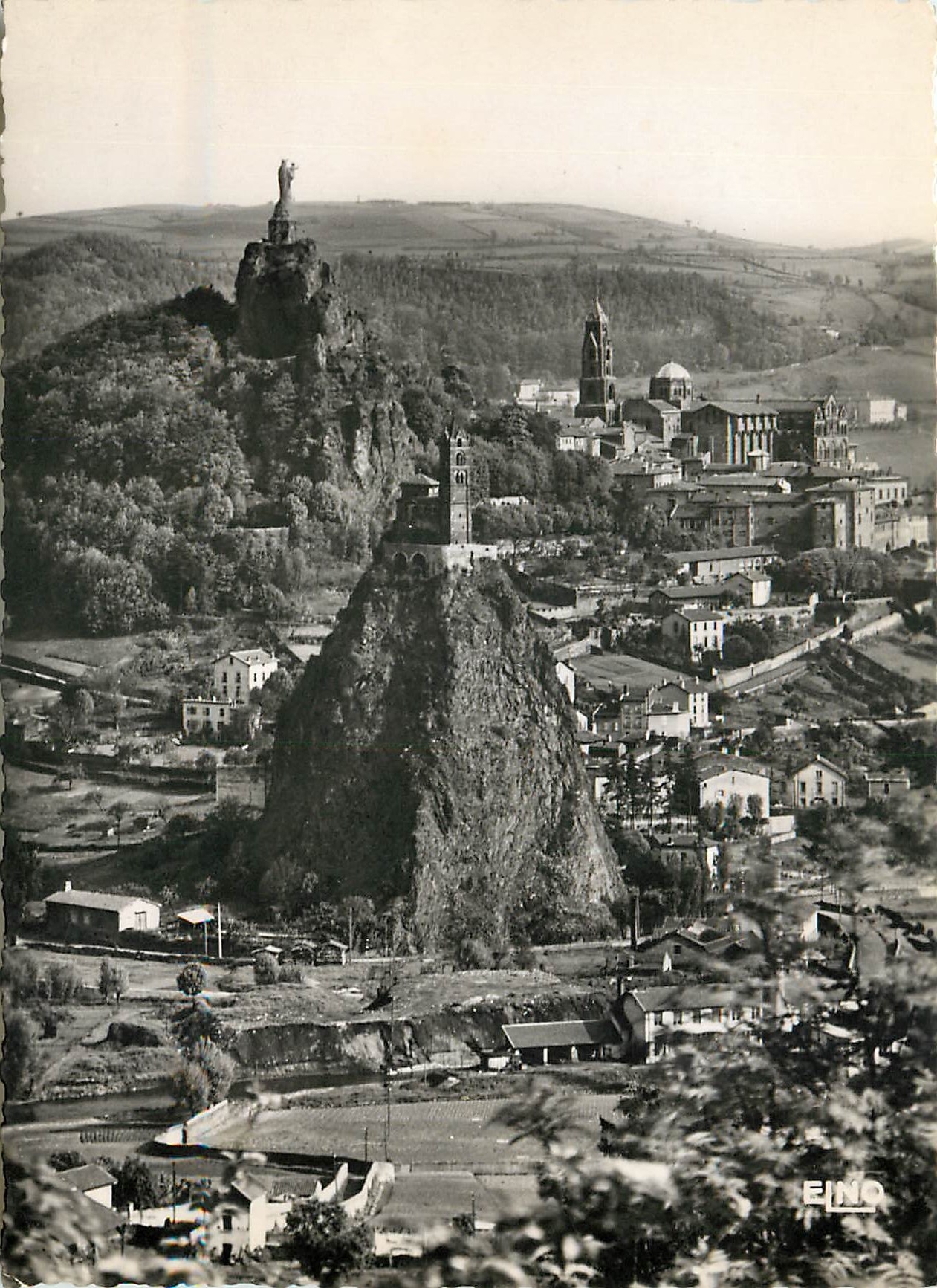 CPSM Le Puy en Velay (Haute Loire) alt 630 m un des curieux aspect de la Ville dite Cite Sainte